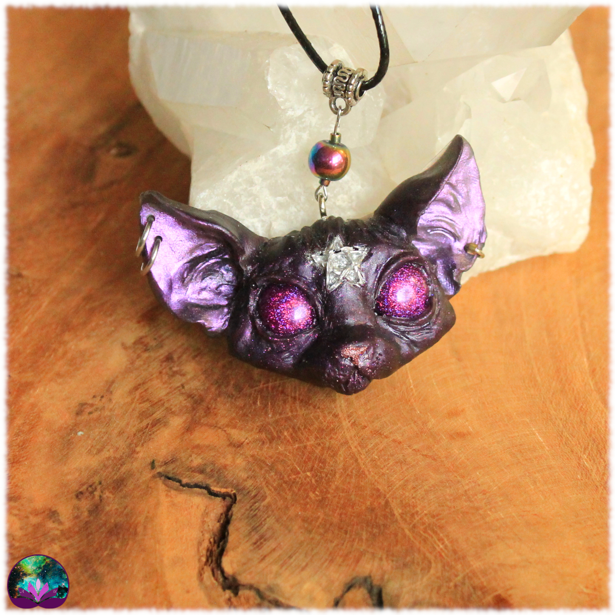 Pendentif chat mystique pentagramme pourpre yeux violet électrique
