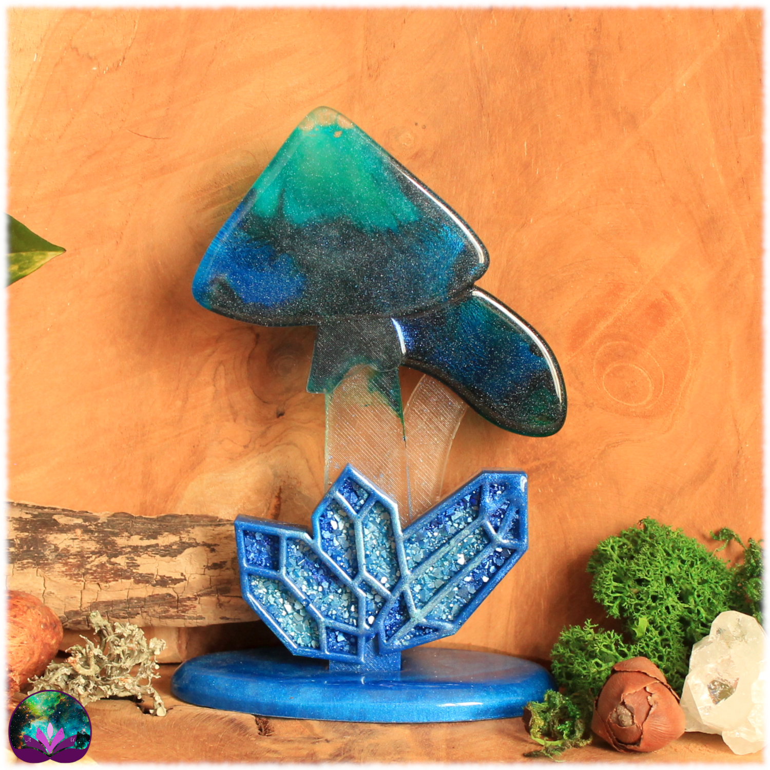 Champignon féerique avec cristaux sur support, nuances de bleu et turquoise
