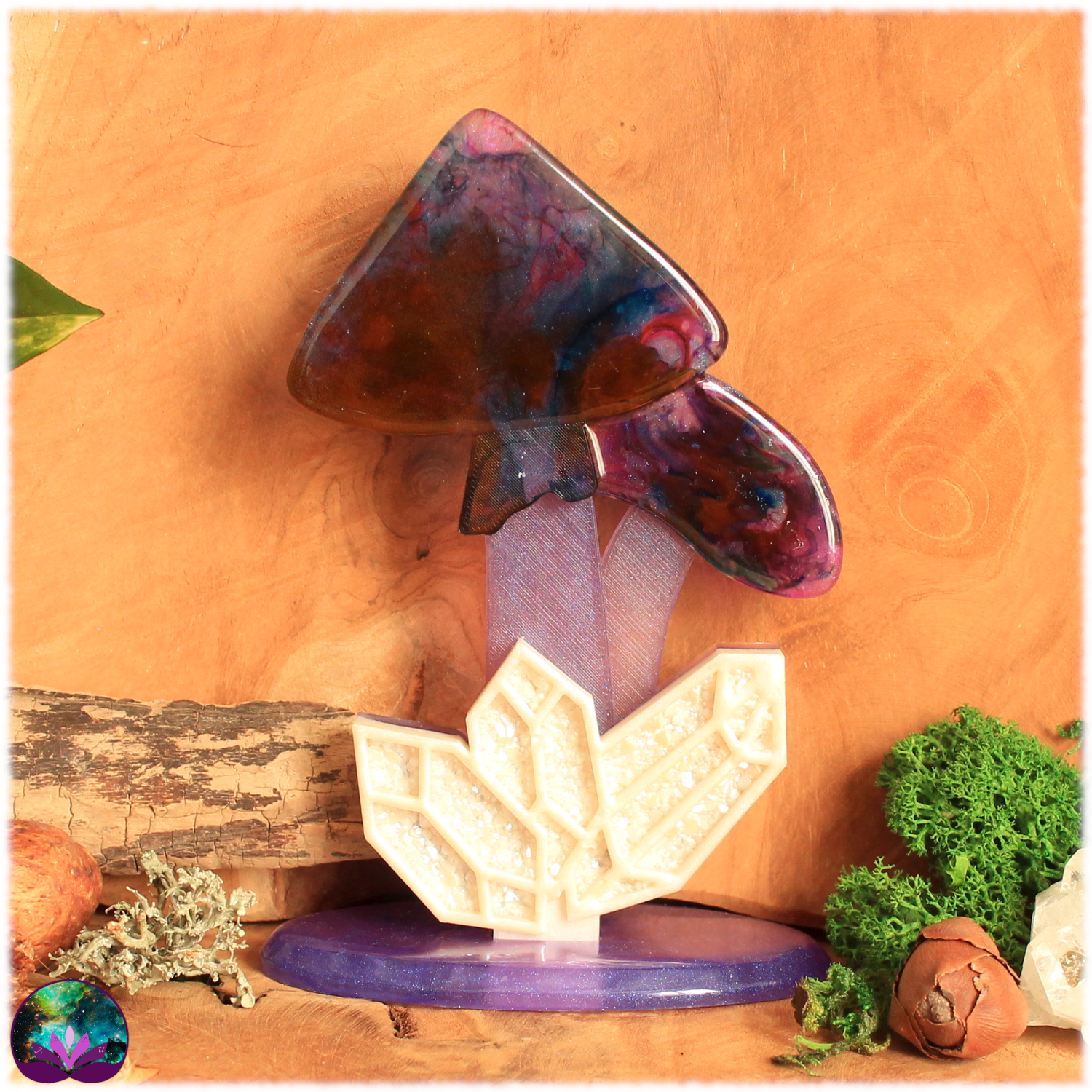 Champignon féerique avec cristaux sur support, pourpre, violet, bleu et blanc