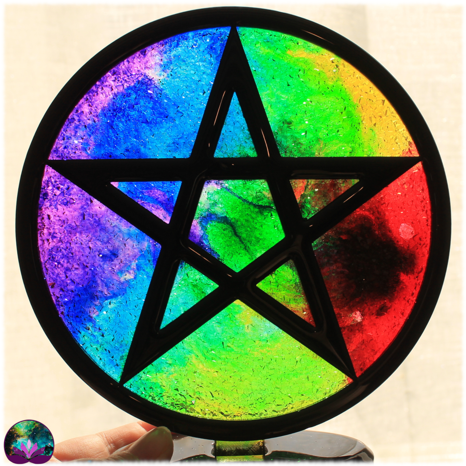 Pentagramme dautel noir et multicolore arc en ciel sur son support 1