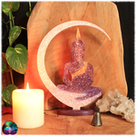 statuette bouddha au creux de la main résine effet cristaux violet rosé