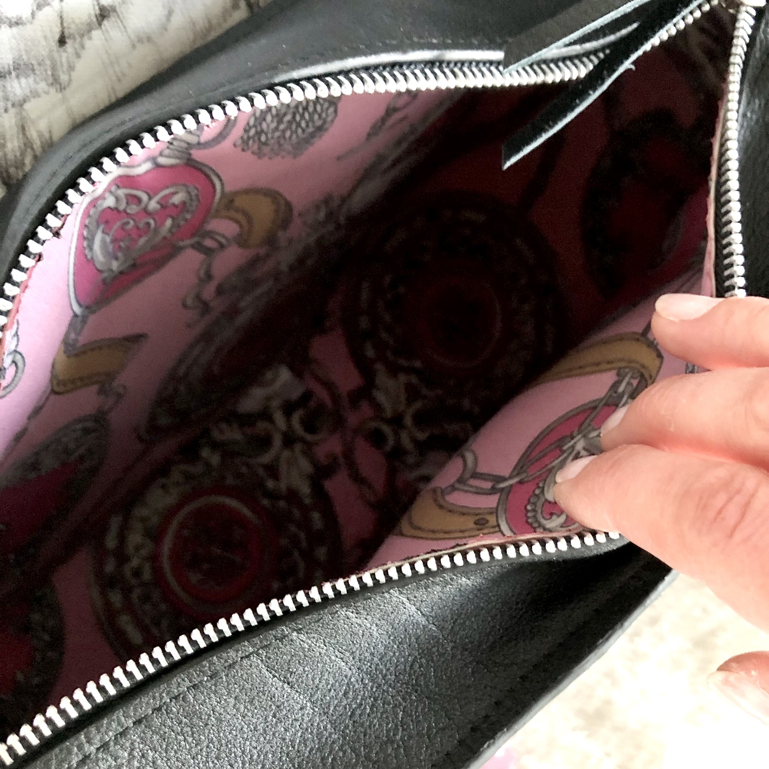 sac cuir noir ouvert vu du dessus montrant doublure en foulard souvenir upcyclé
