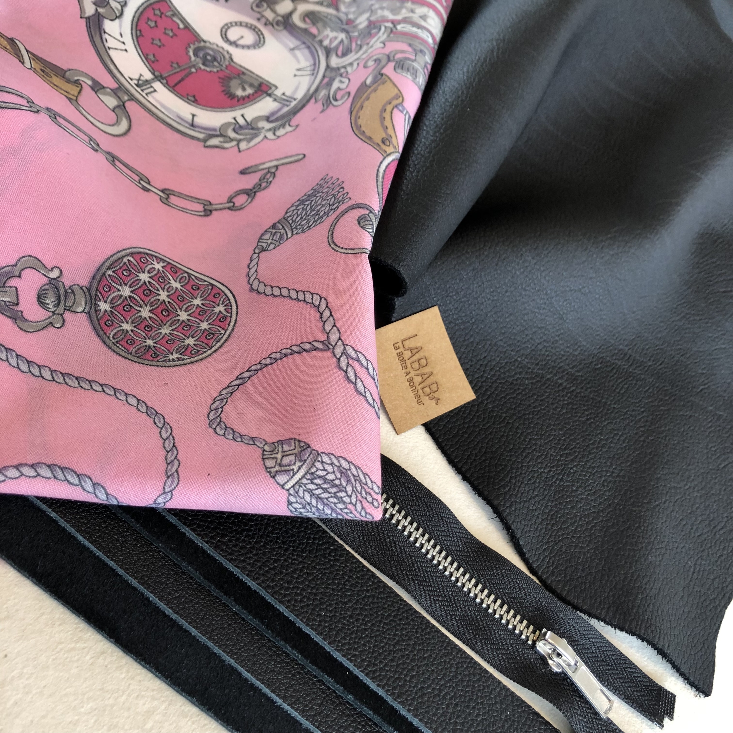 foulard souvenir et cuir noir pour création sac à main