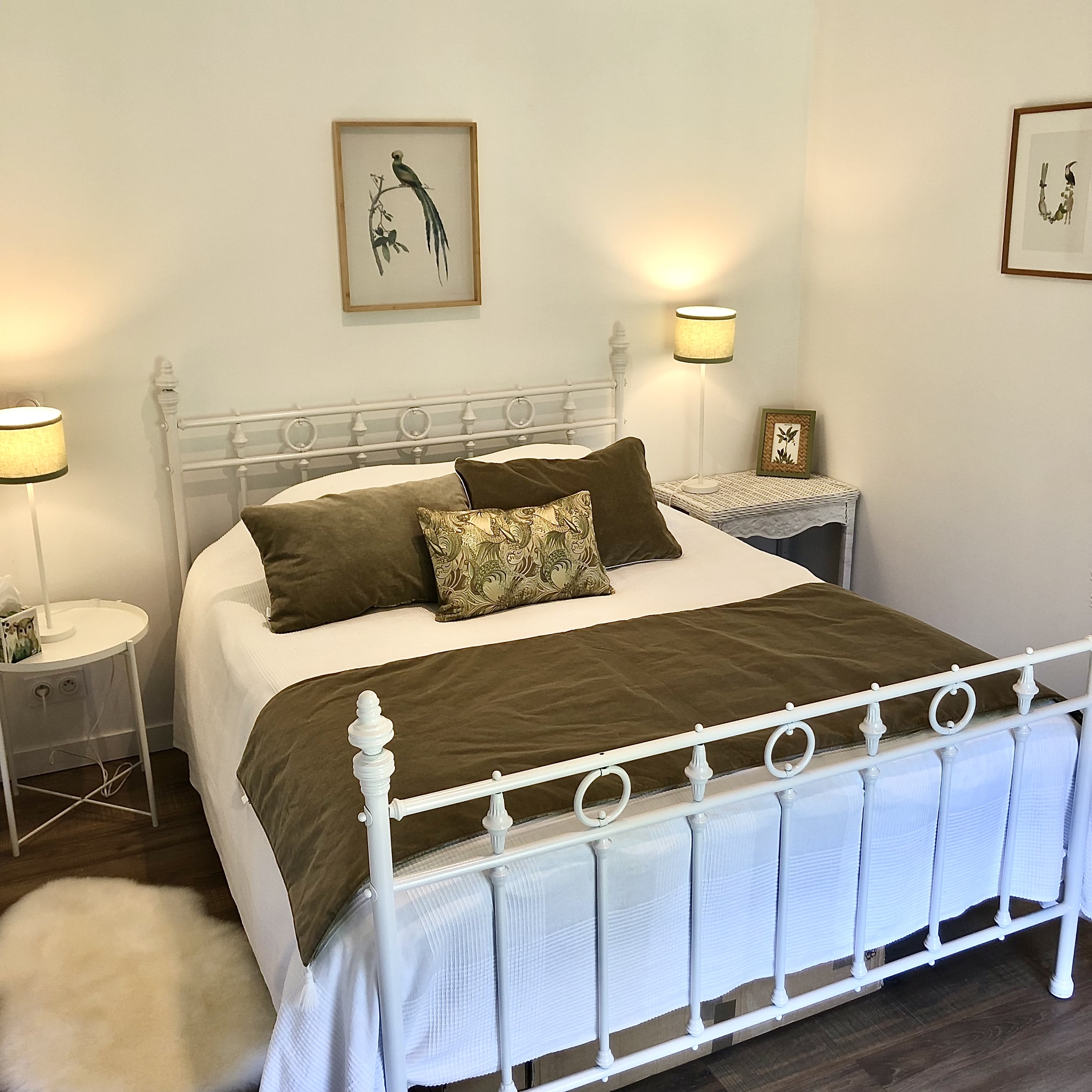 ensemble-chemin-de-lit-et-coussins-double-face-ambiance-chambre-élégante-fait-main-LABAB