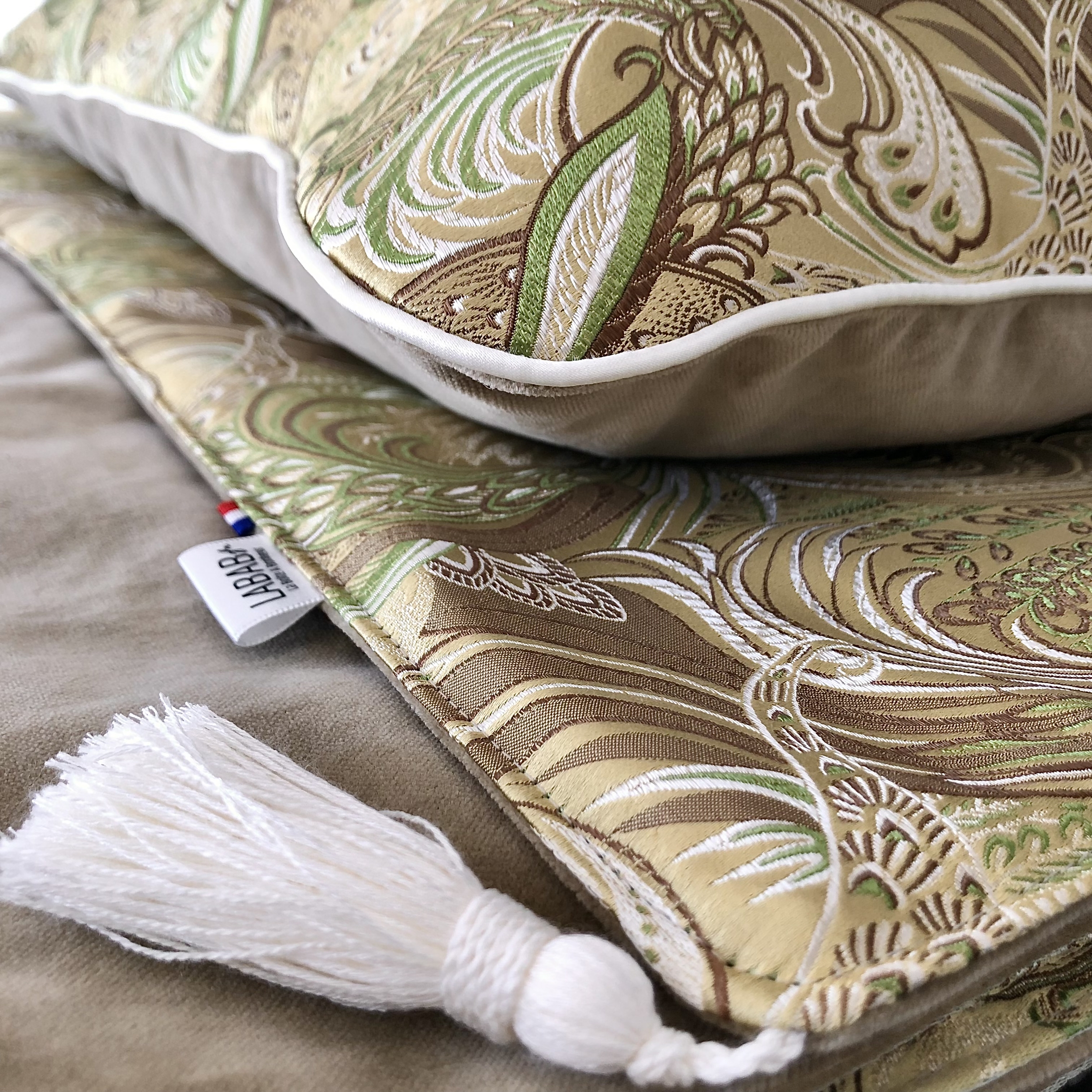 détails-finitions-pompon-soyeux et passepoil-satin-linge-de-lit-artisanal-LABAB