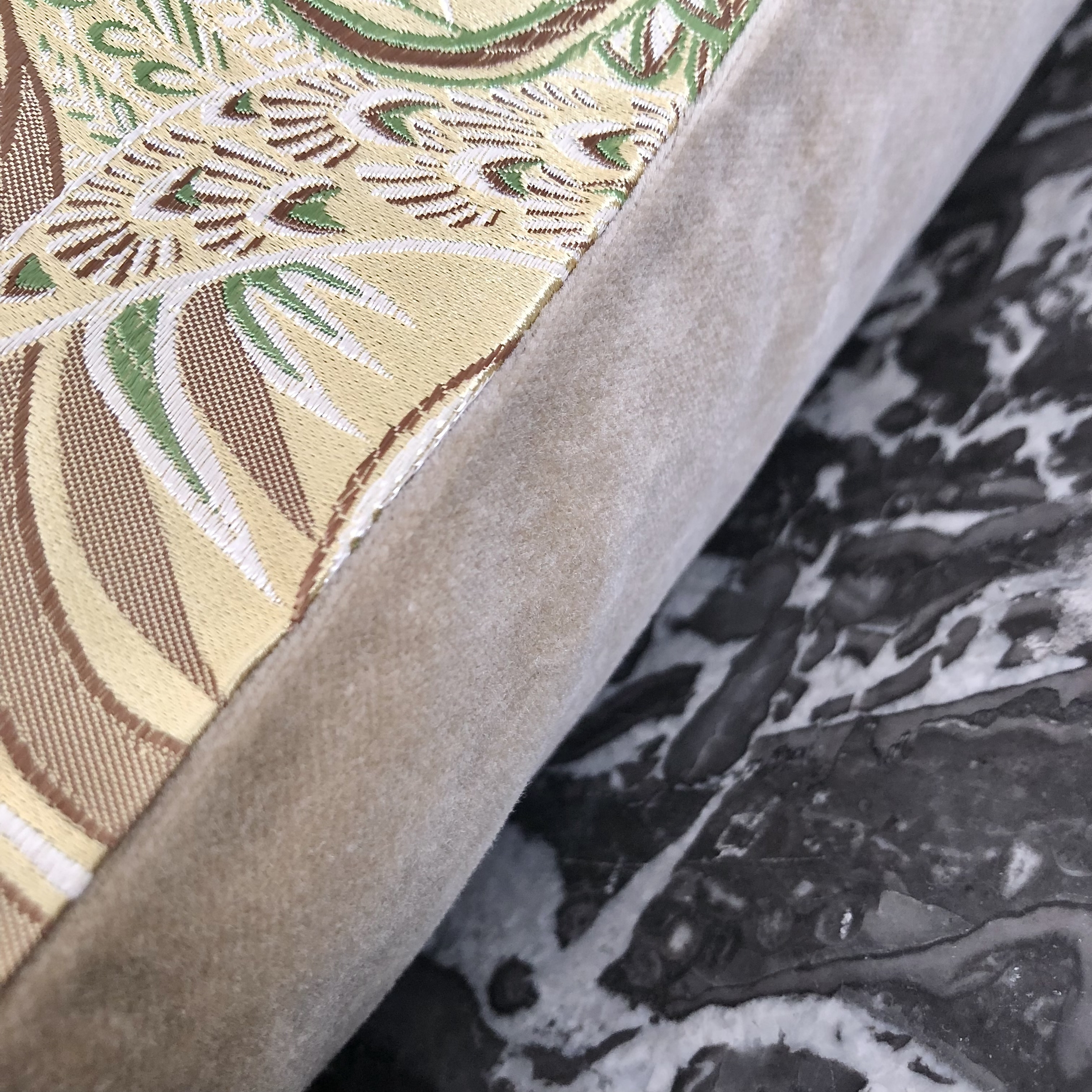 coussin-2-double-face-gros-plan-sur-jacquard-et-velours-tons-verts-taupe-or-LABAB