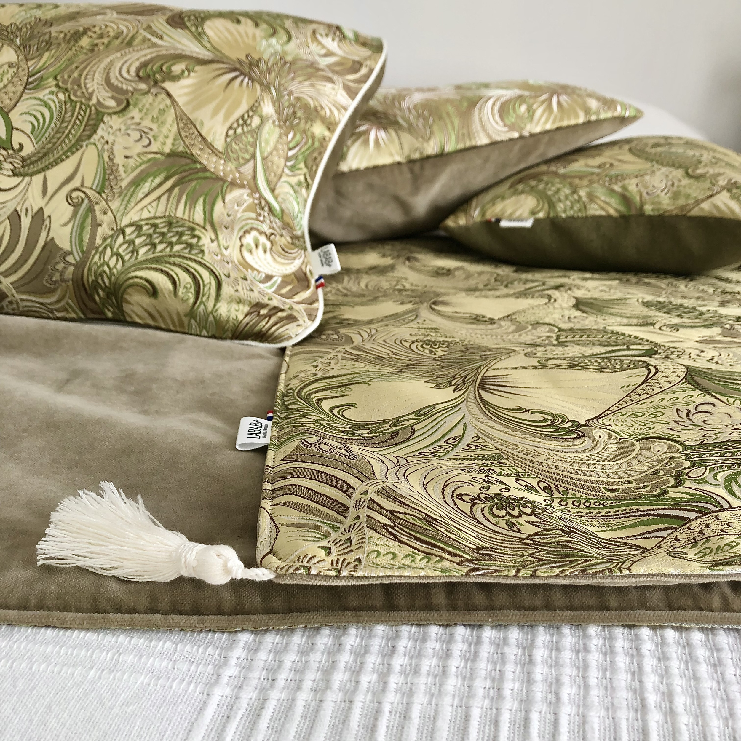 vue-détails-ensemble-linge-de-lit-velours-jacquard-tons-vert-taupe-or-LABAB