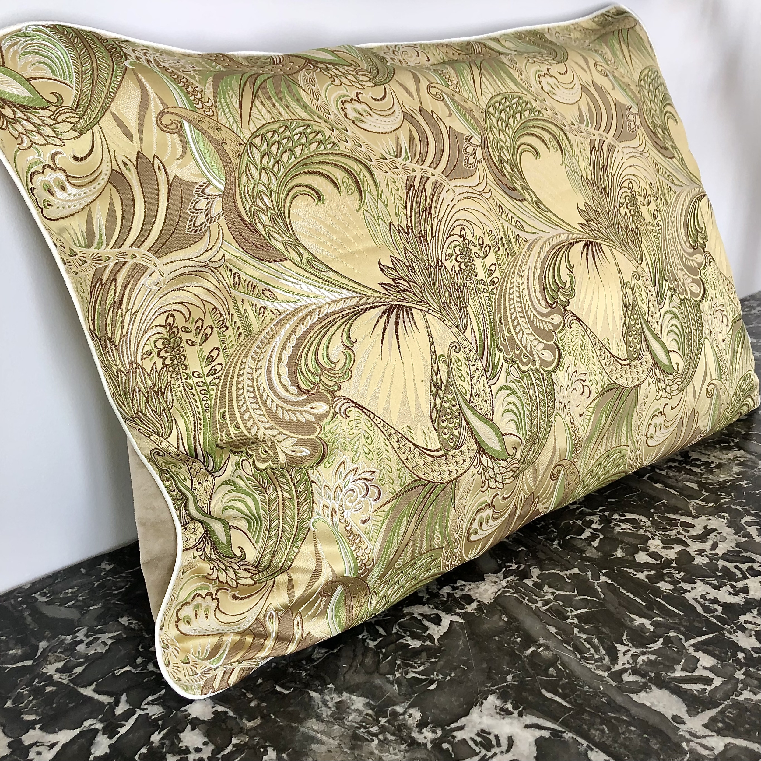 coussin-1-double-face-et-passepoil-vue-jacquard-tons-vert-taupe-et-or-linge-maison-haut-de-gamme-fait-main