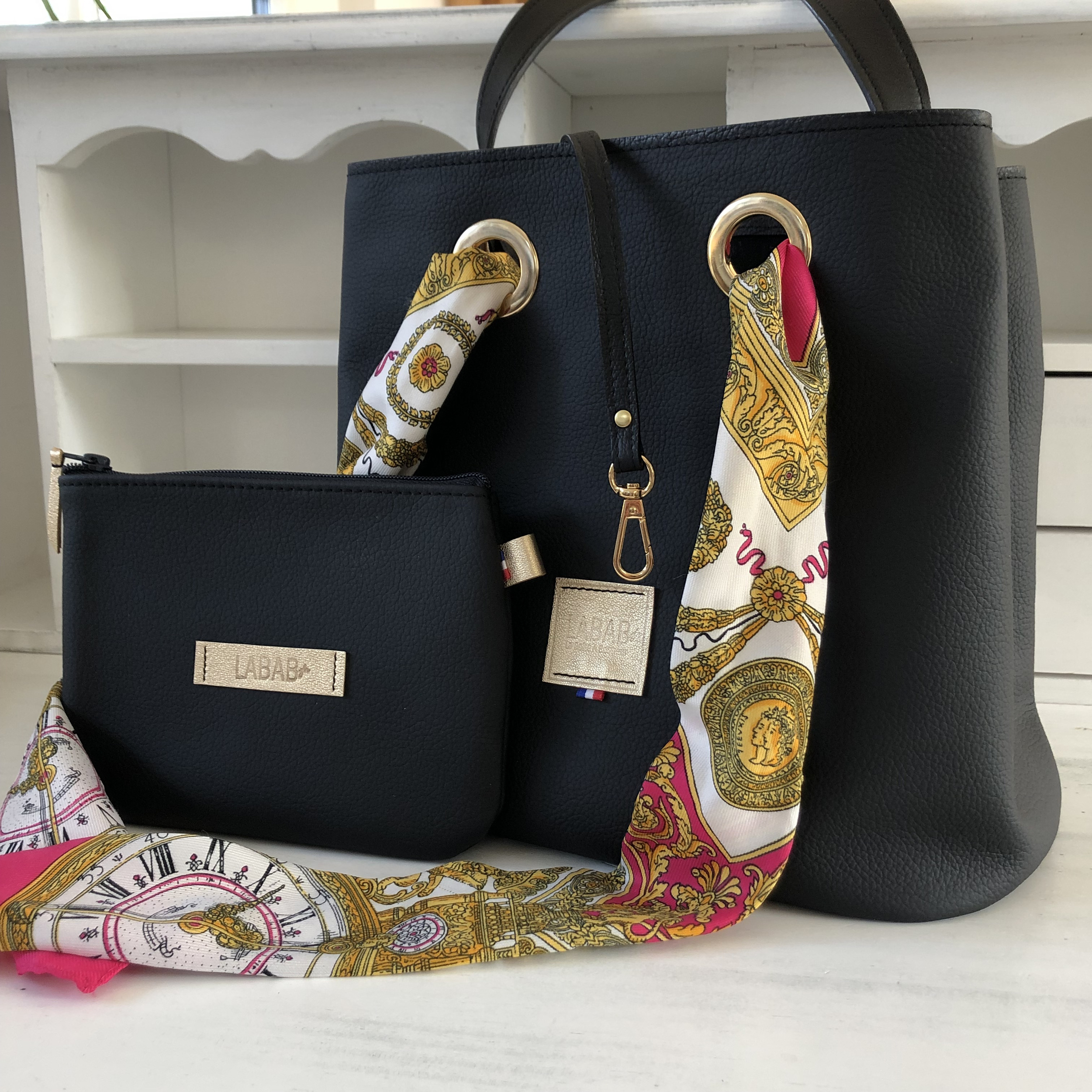 sac seau cuir noir avec foulard upcyclé en lien plus pochette et lien attache clé