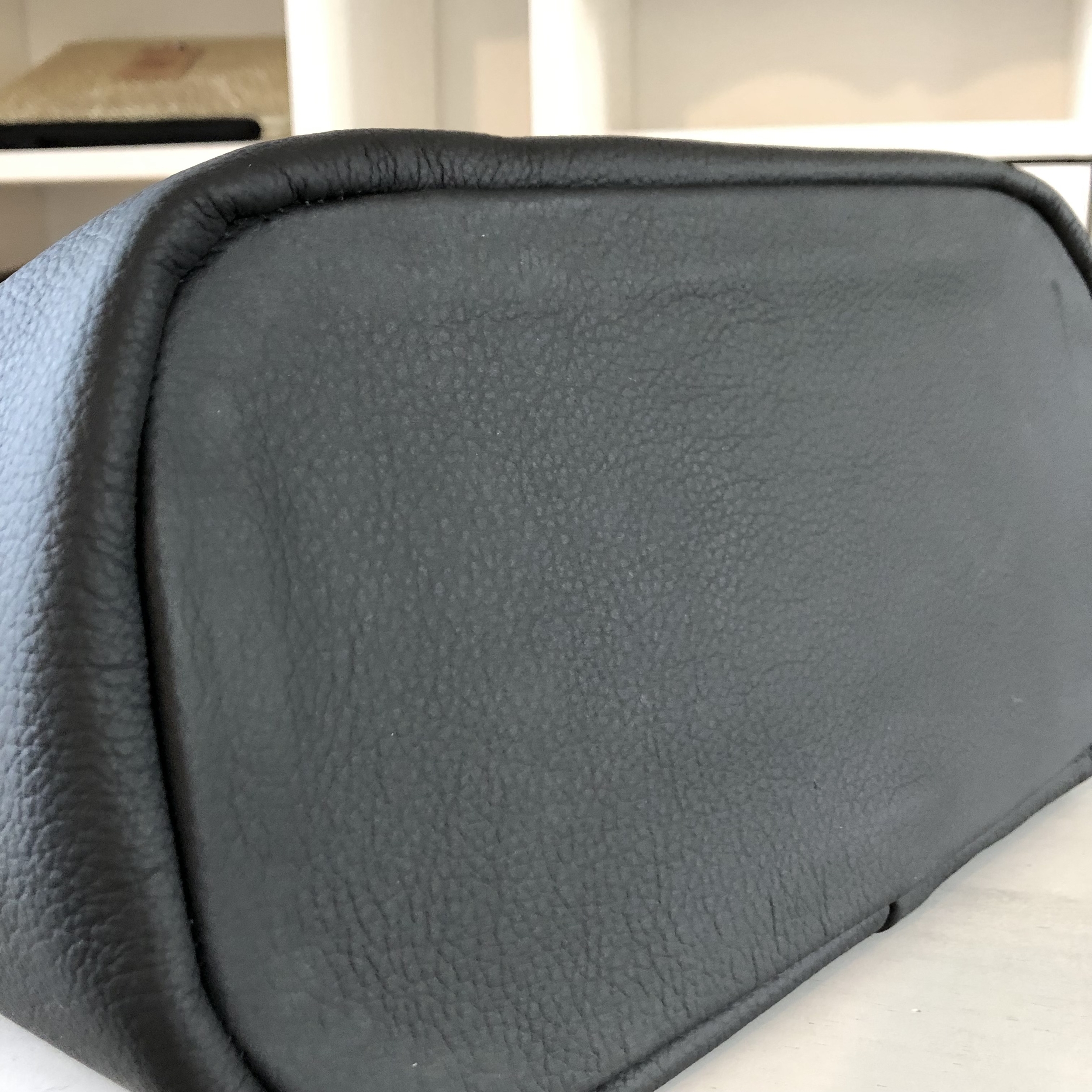 vue dessous du sac sur mesure en cuir vachettenoir