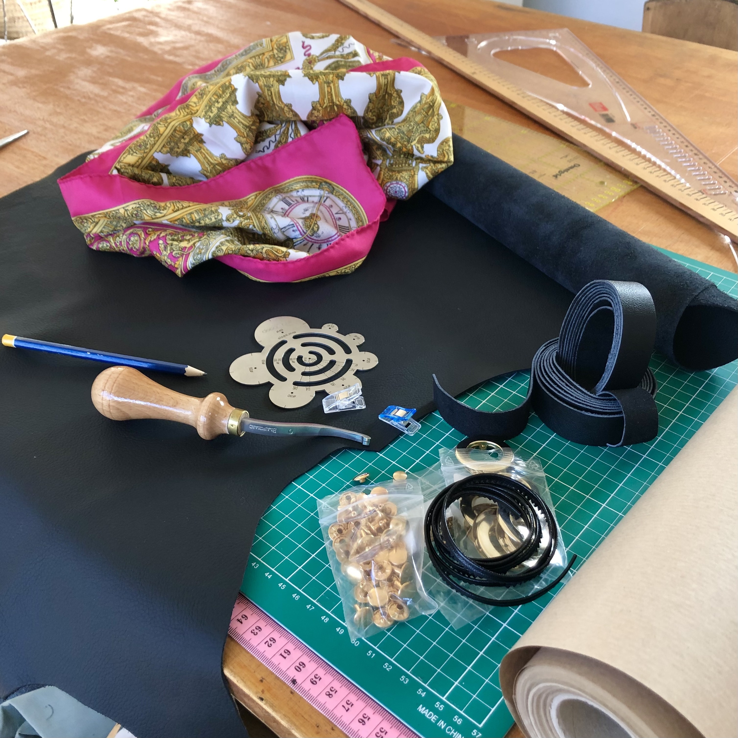 foulard souvenir et fournitures pour créer sac cuir