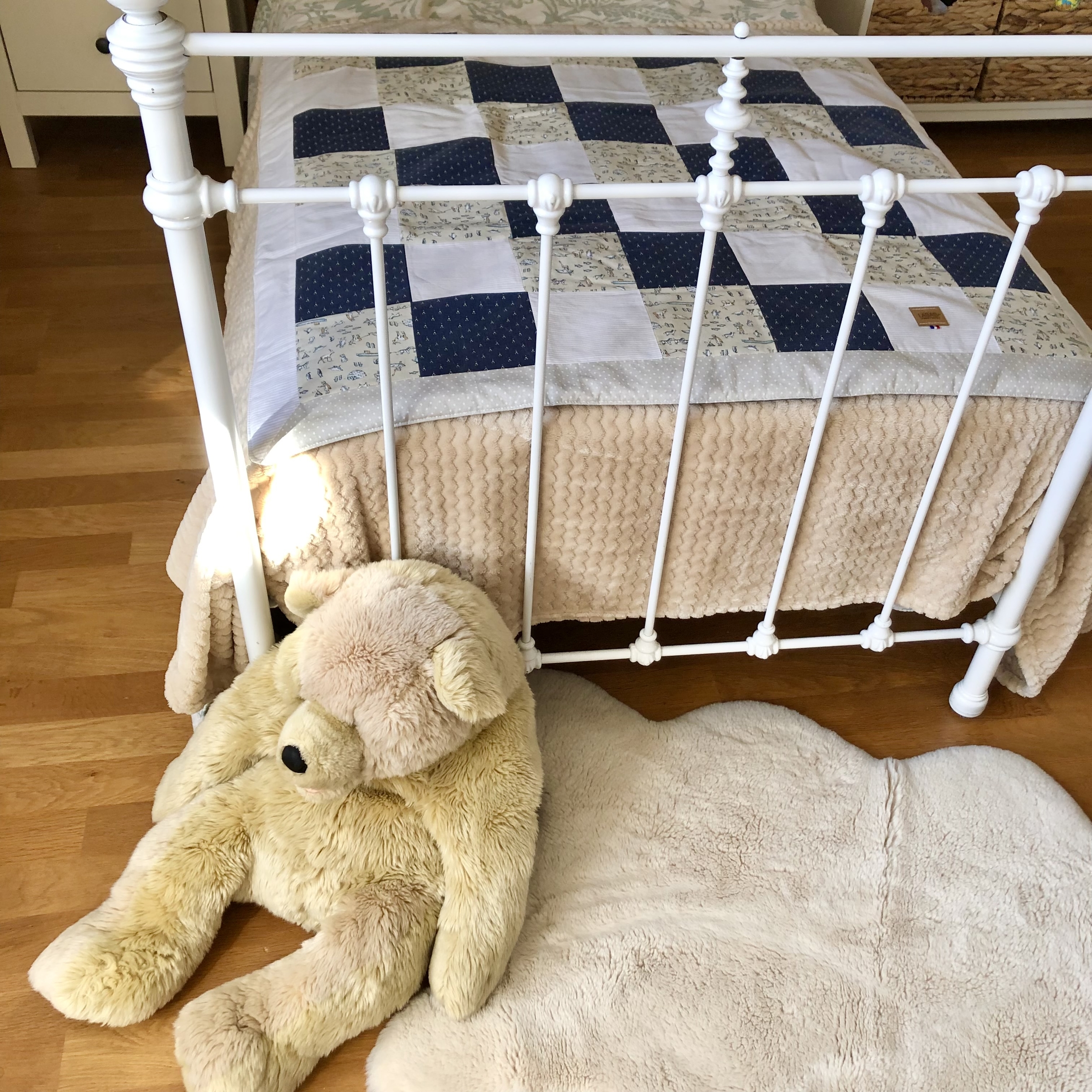 Autre vue du patchwork en courtepointe posé sur un lit denfant