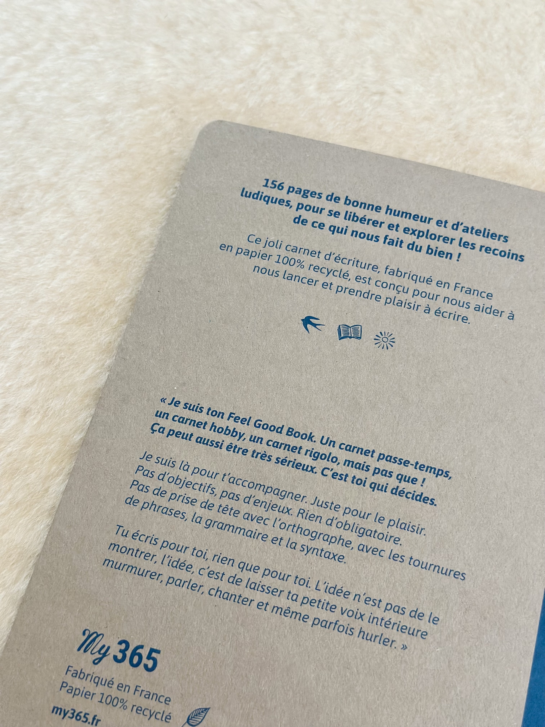 Dos du carnet décriture "feel good" fourni avec le protège-carnet en cuir