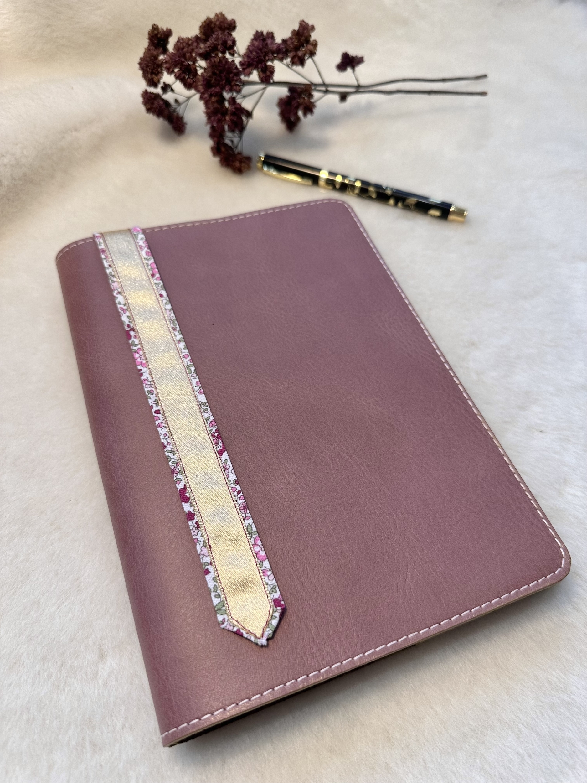 Protège-carnet en cuir de veau parme lisse et son marque-page en tissu fleuri et doré et e