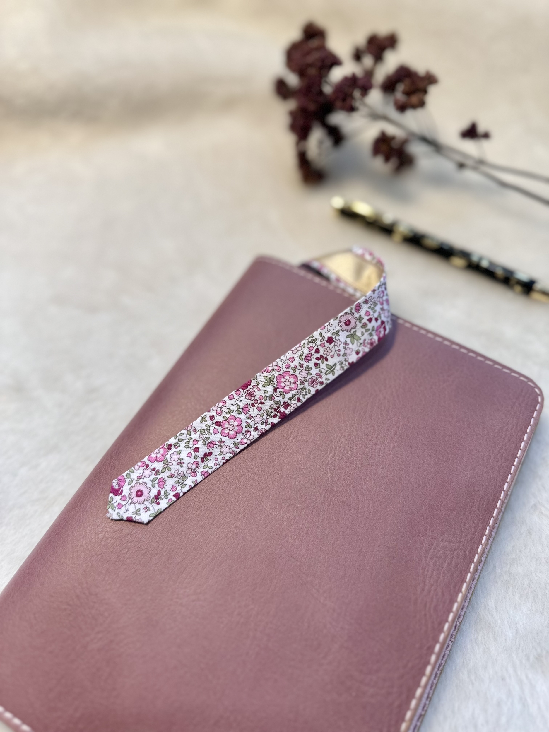 détails dos du marque-page entièrement fleuri liberty sur le protège-carnet