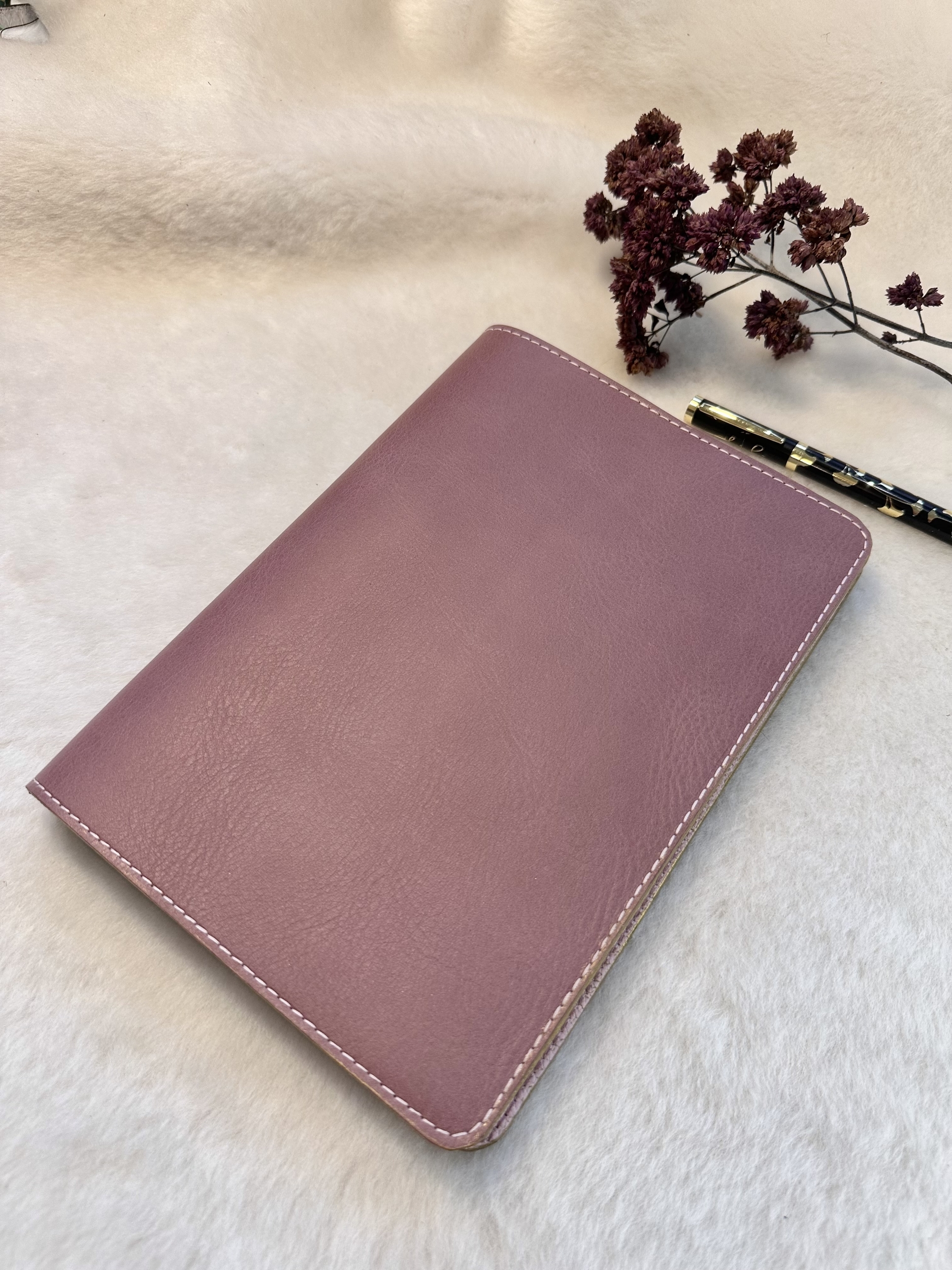 protège-carnet en cuir de vachette pleine fleur parme vu de face avec coutures contrastantes rose pâle-LABAB
