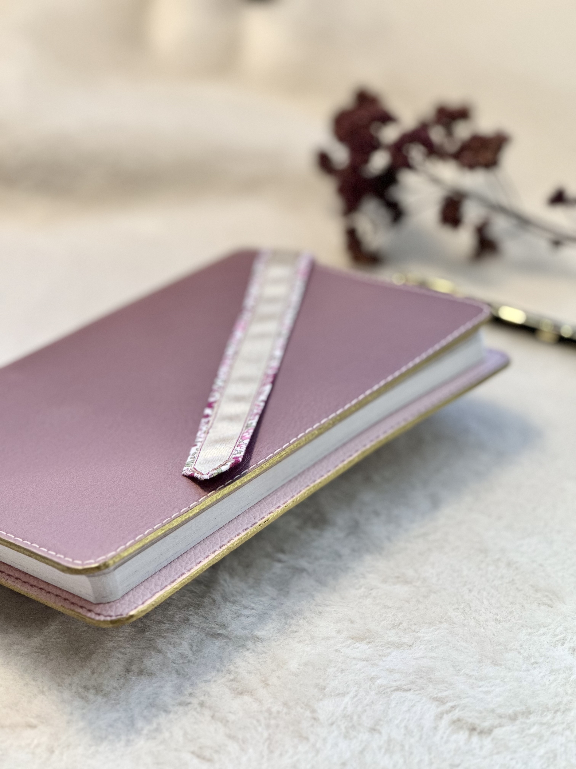 Protège-carnet en cuir parme, tranches dorée, marque-page fleuri et doré, garni du cahier- LABAB