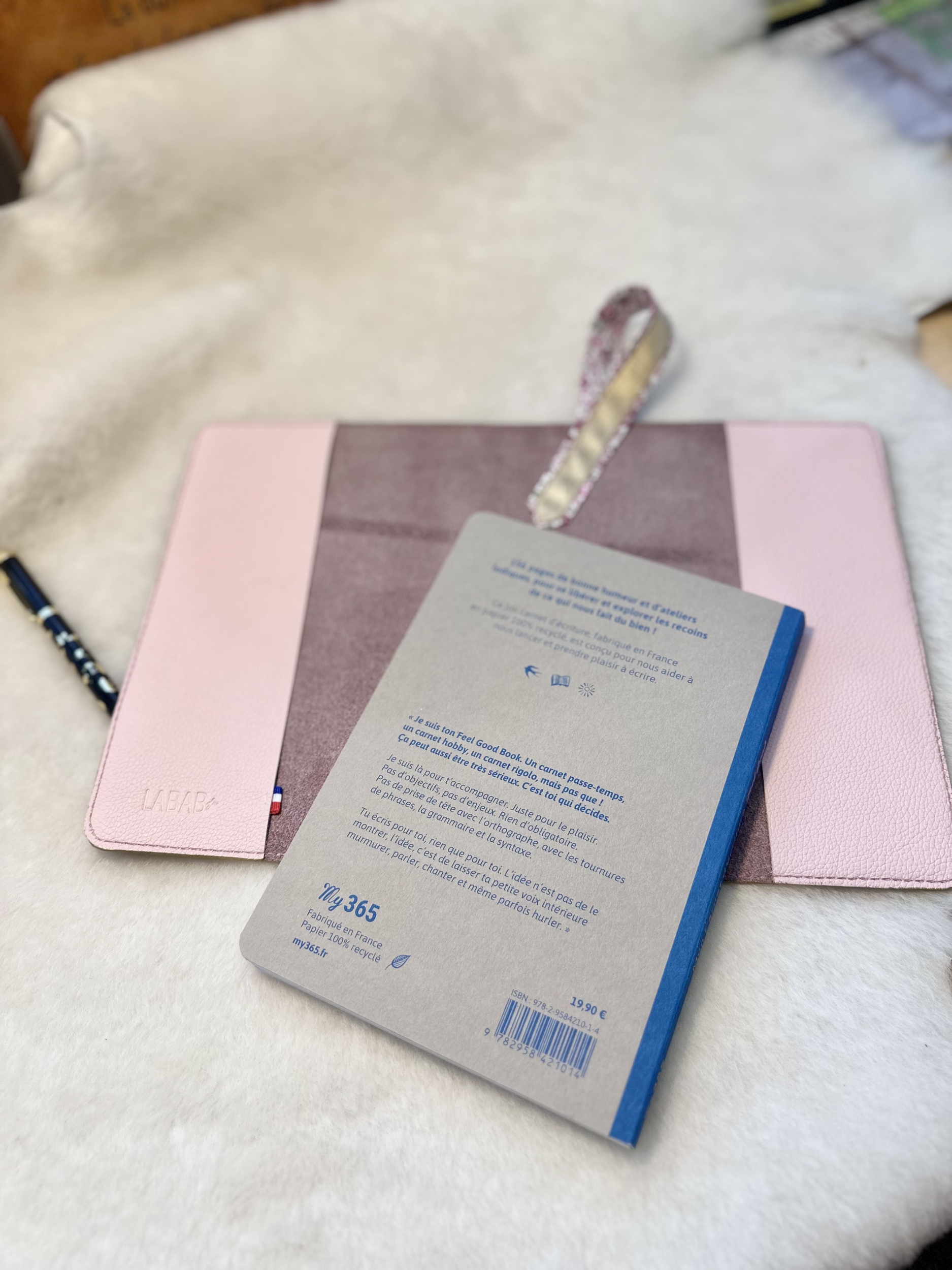 Dos du "carnet décriture Feel Good" posé sur le protège-carnet en cuir LABAB ouvert