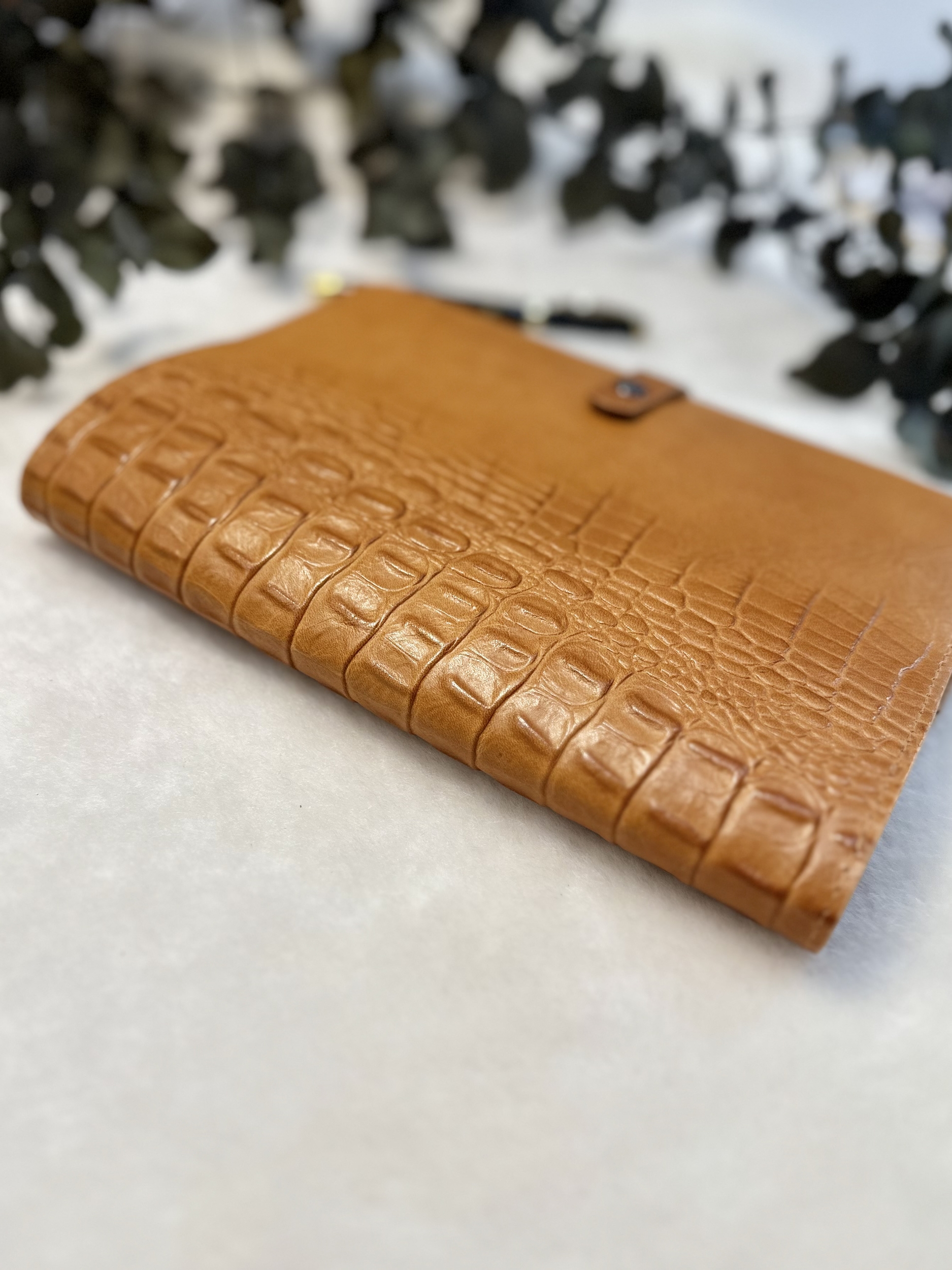 Gros plan sur lembossage effet crocodile du cuir naturel protège-carnet-LABAB