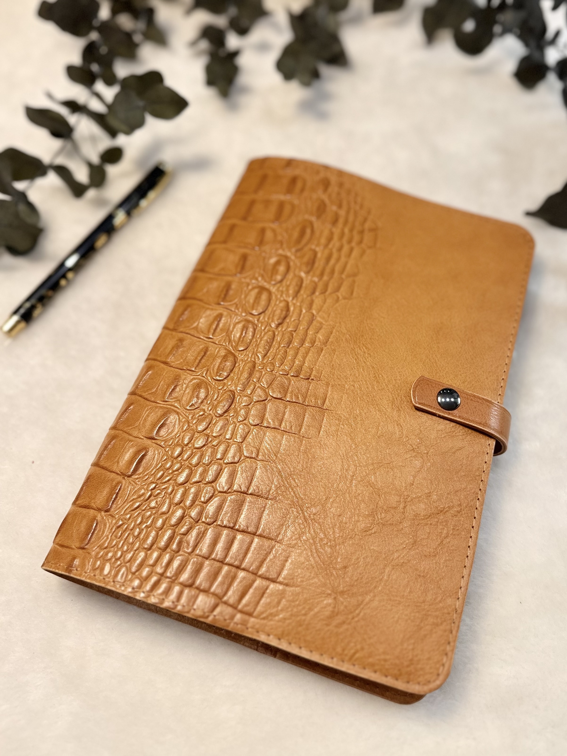 Protège-carnet en cuir de veau camel imitation crocodile avec pression laiton monté sur patte en cuir-LABAB