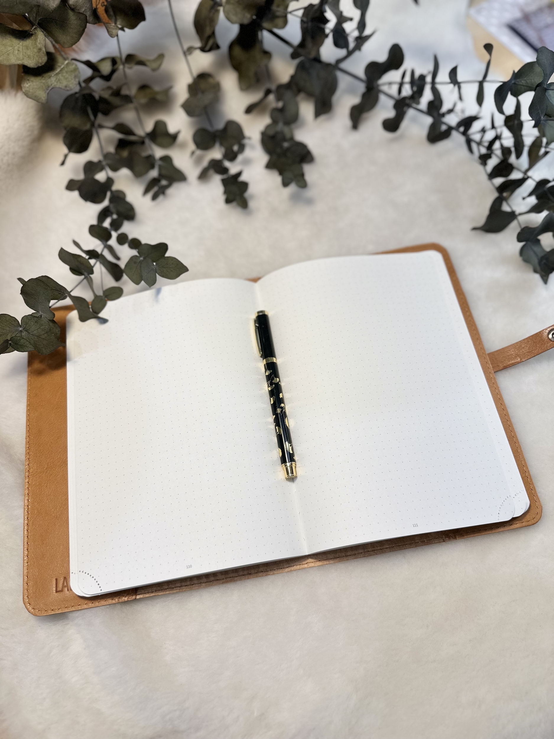 Protège-carnet en cuir et notebook présentés ouverts avec vue sur les pages lignées-LABAB