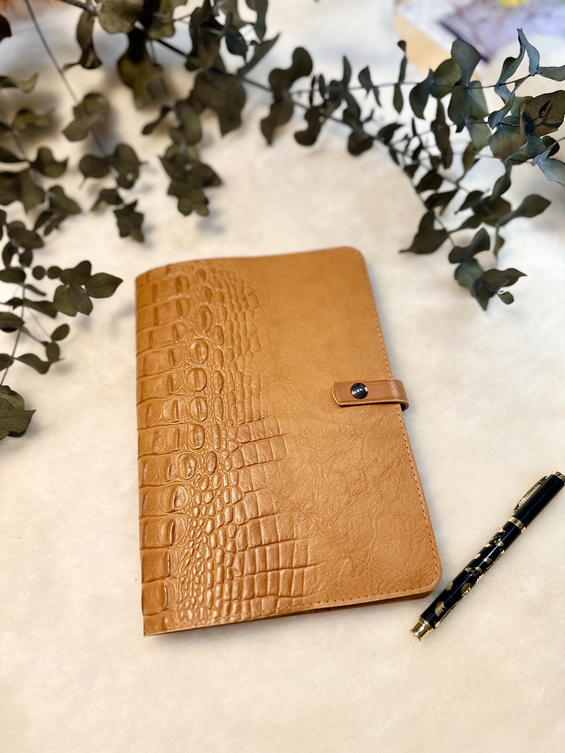 Vue densemble du protège-carnet en cuir LABAB fermé montrant leffet crocodile en relief