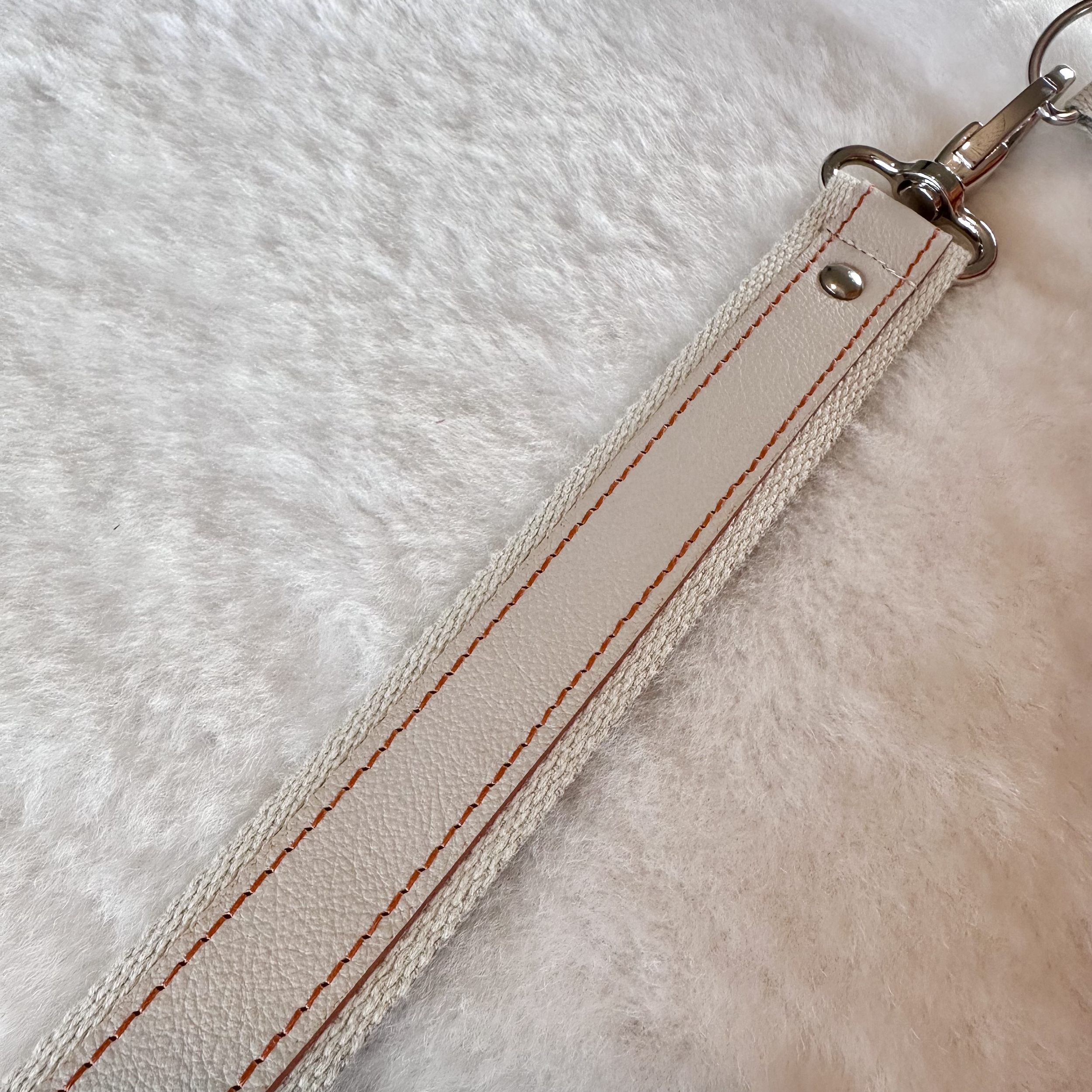 bandoulière sagle coton sable et lanière cuir sable cousue en rouille comme le velours de la banane
