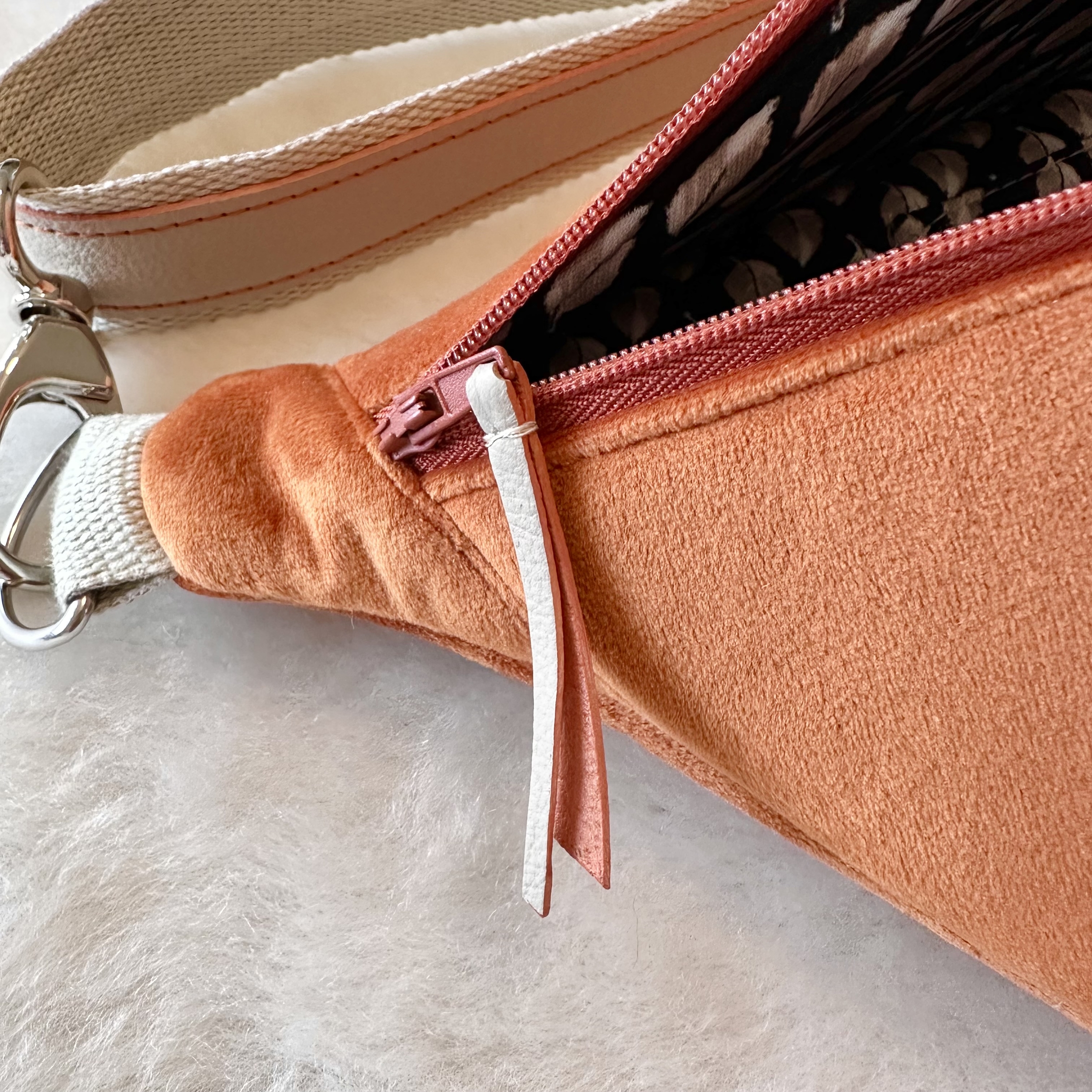 détails tirette en cuir et zip de la banane