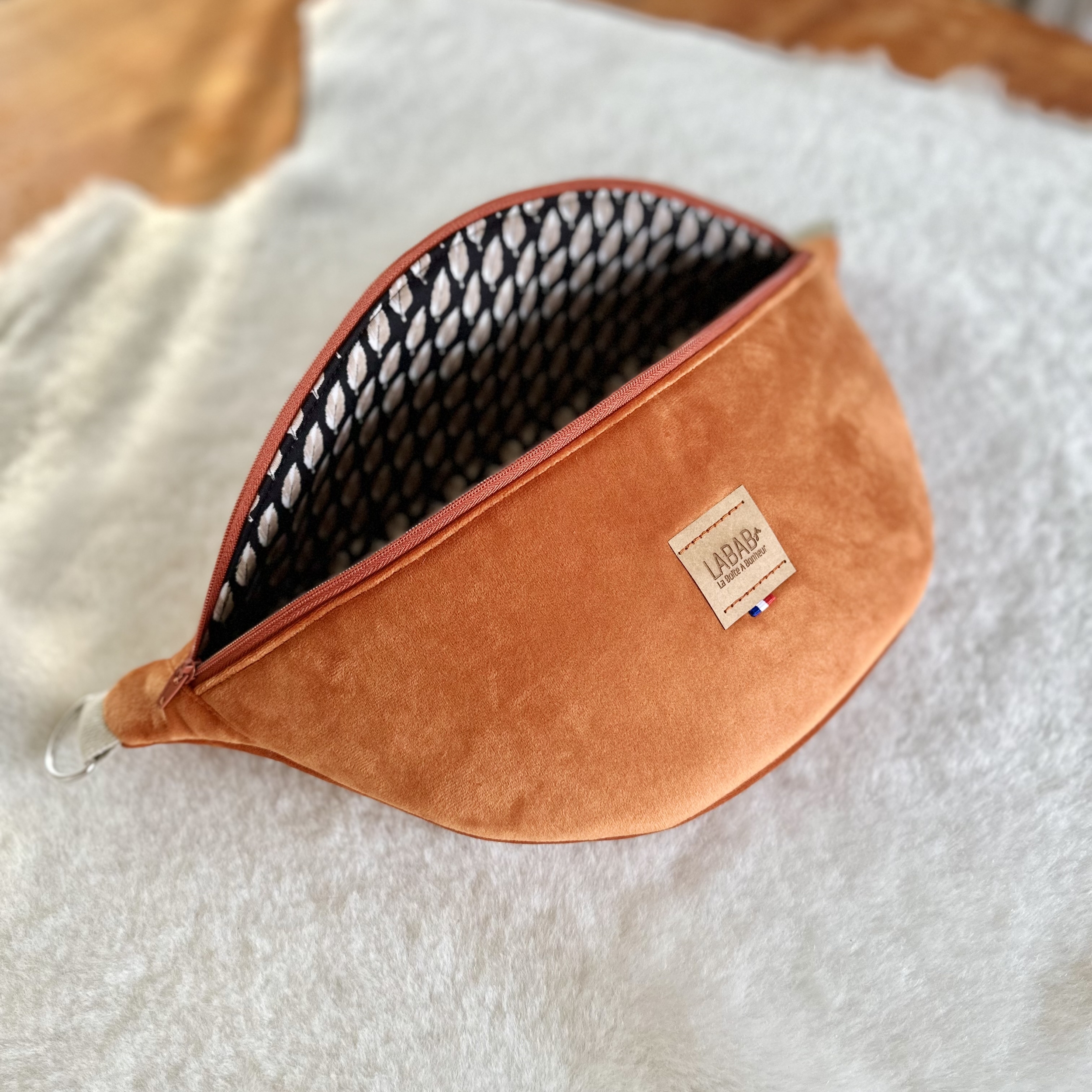 sac banane velours et vêtement souvenir transformé en doublure