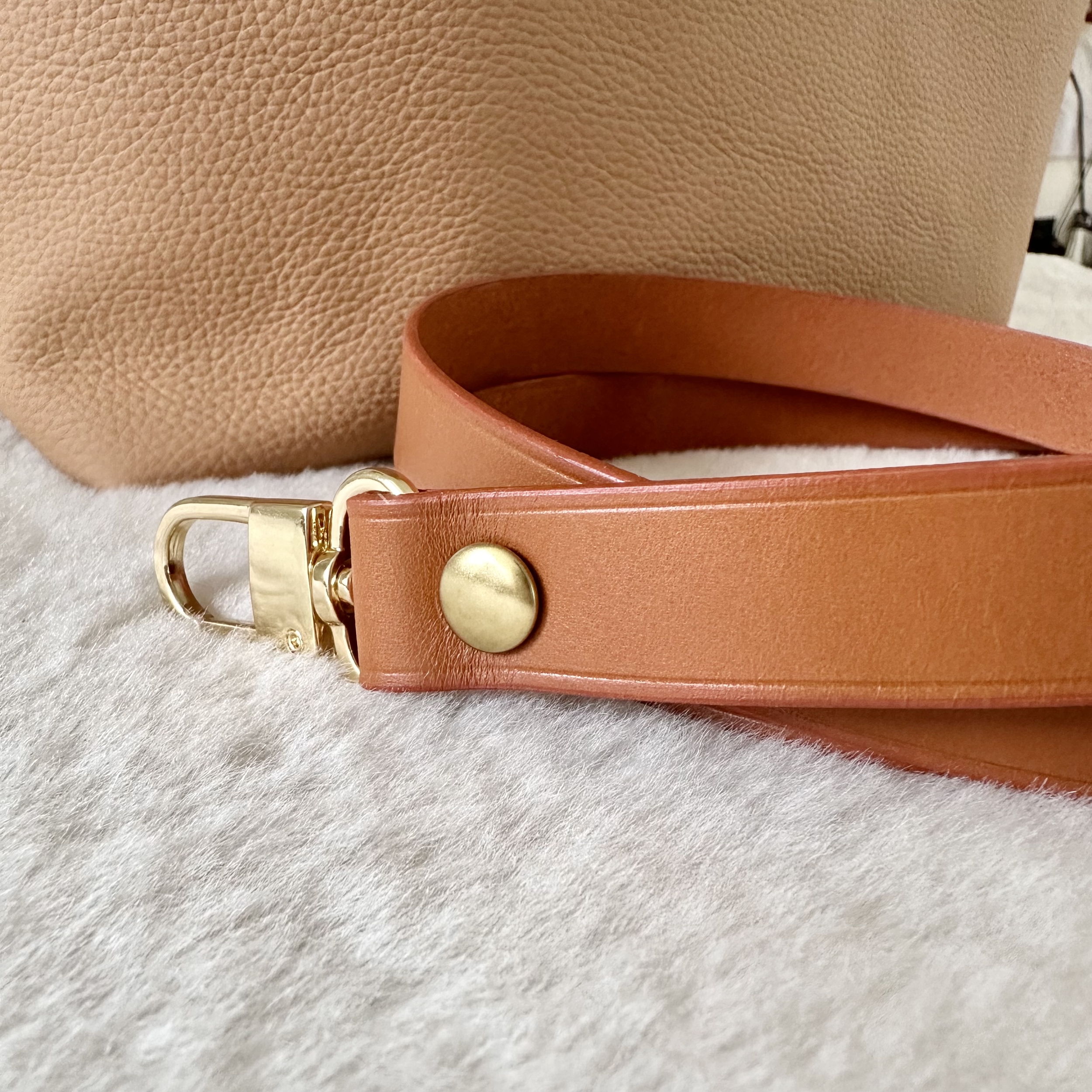 bandoulière en cuir avec filet décoratif,  mousqueton et rivet en laiton