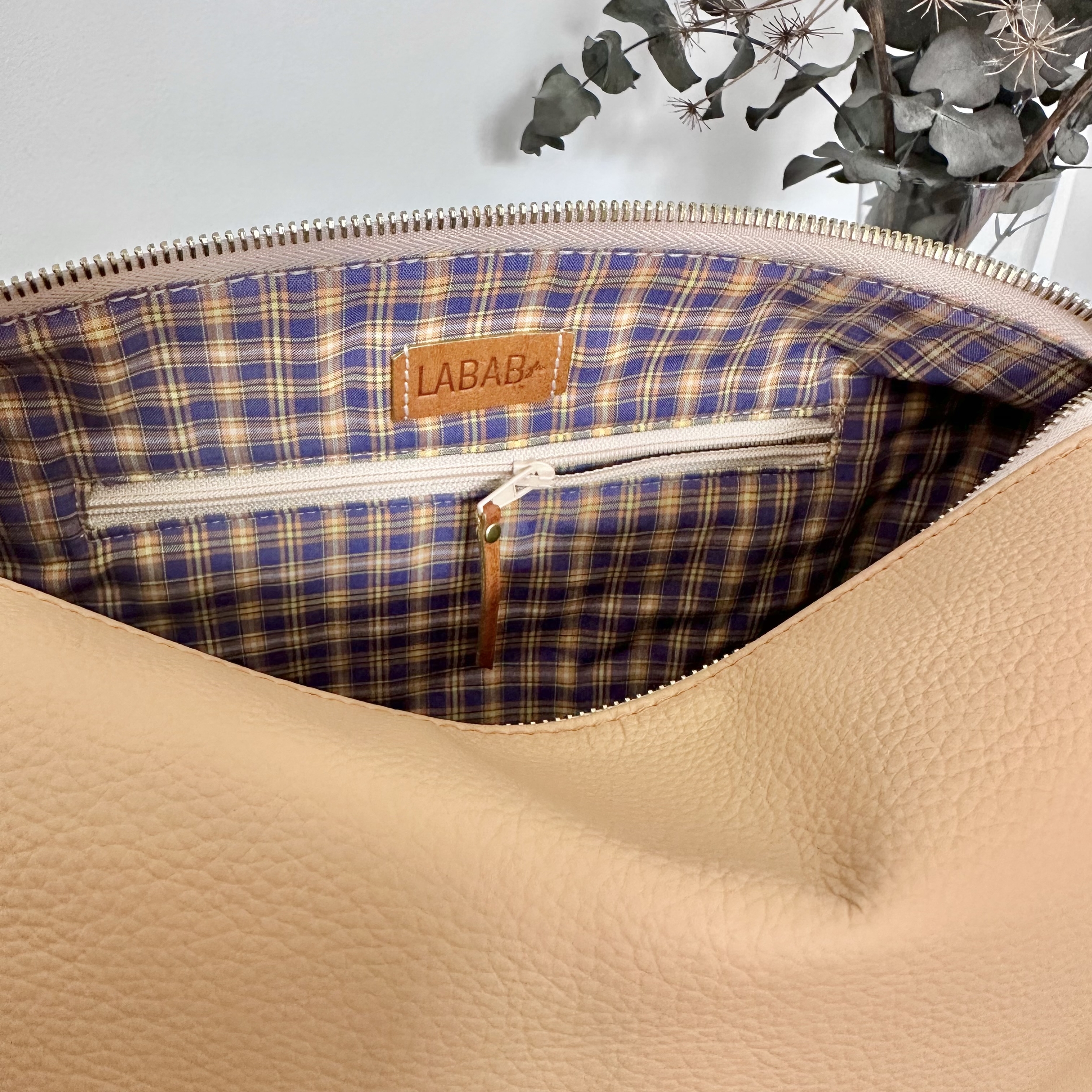 sac ouvert sur la doublure réalisée dans chemise souvenir