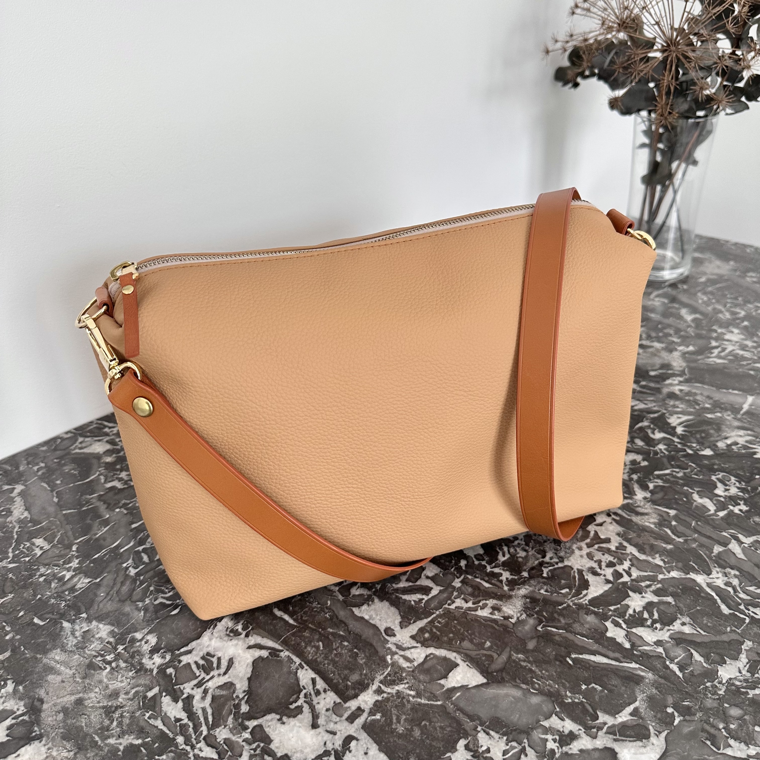 sac à bandoulière en cuir sur mesure présenté de face et fermé