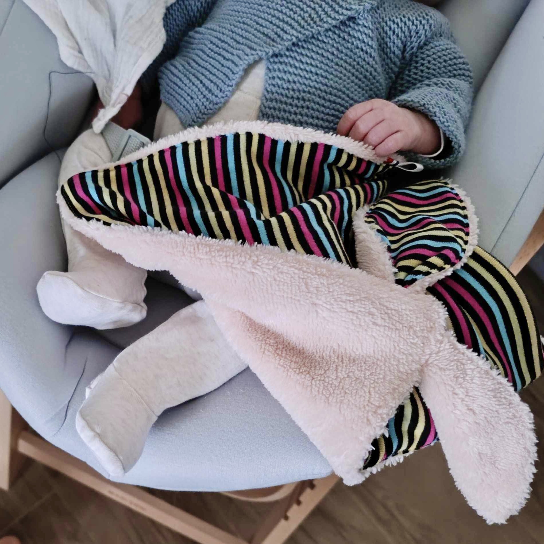 bébé avec doudou souvenir fait à partir du tee-shirt sentimental