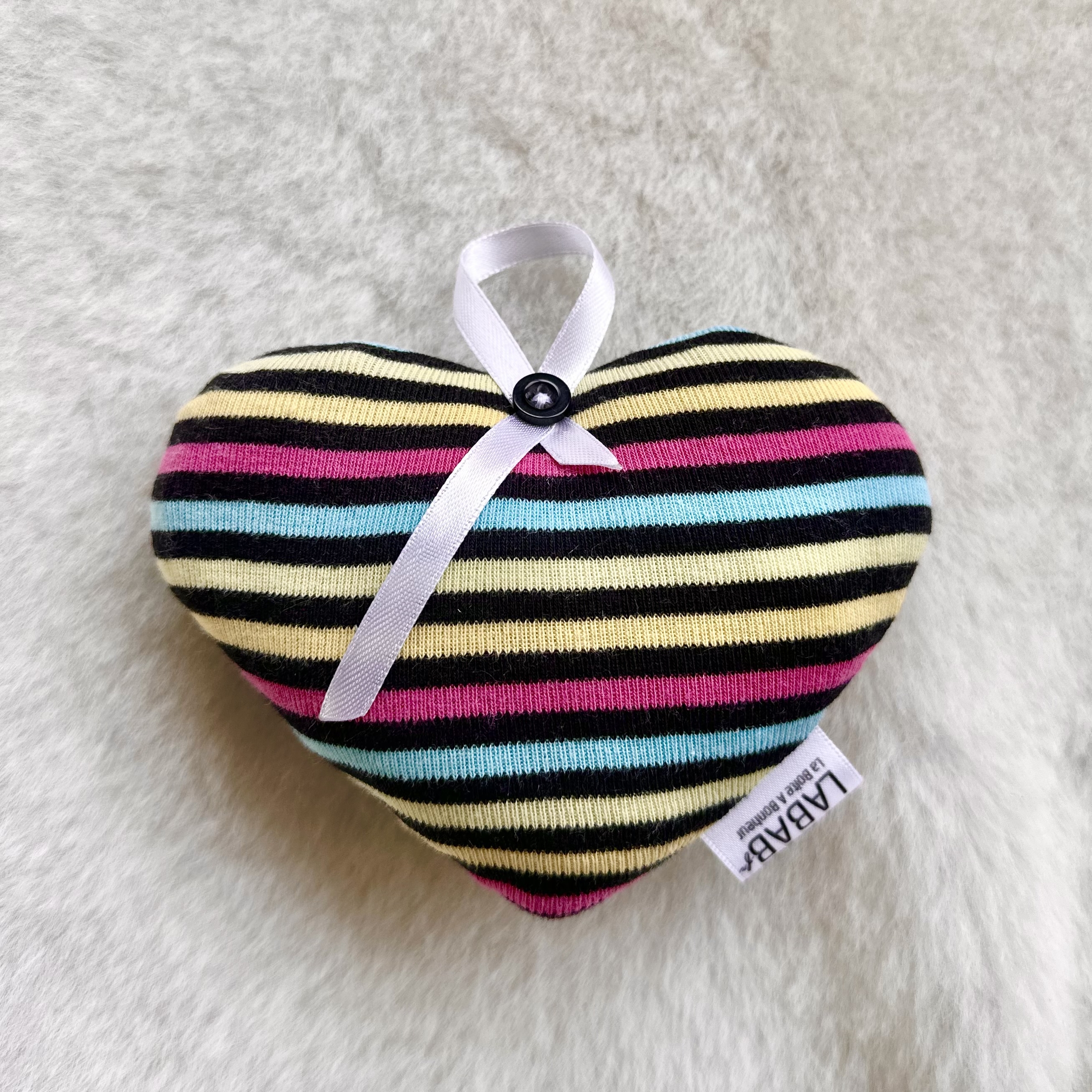 coussin coeur confectionné avec tissu &amp; bouton du tee-hirt souvenir