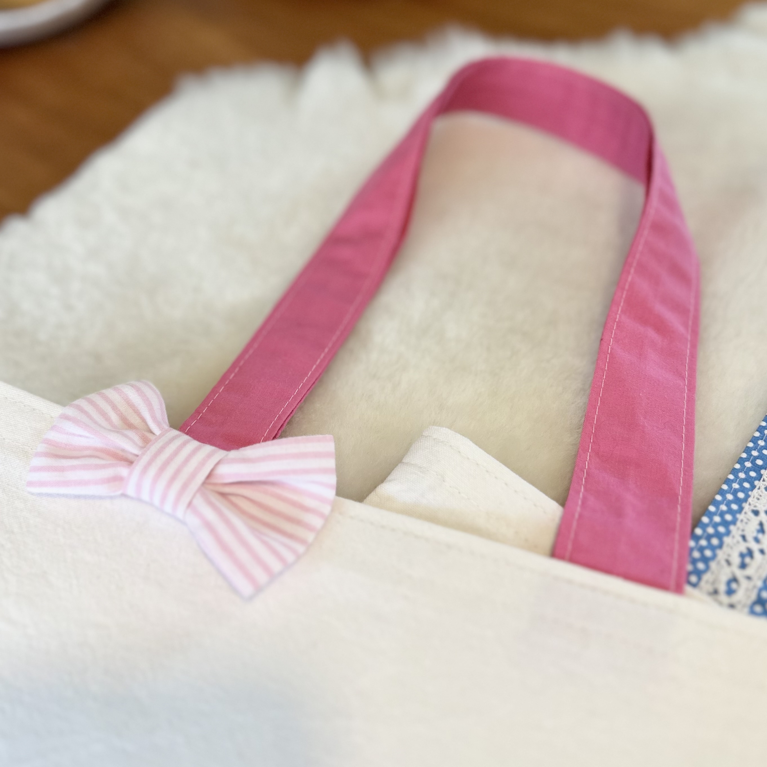 anses en tissu rose foncé avec un noeud en tissu rayé rose et blanc