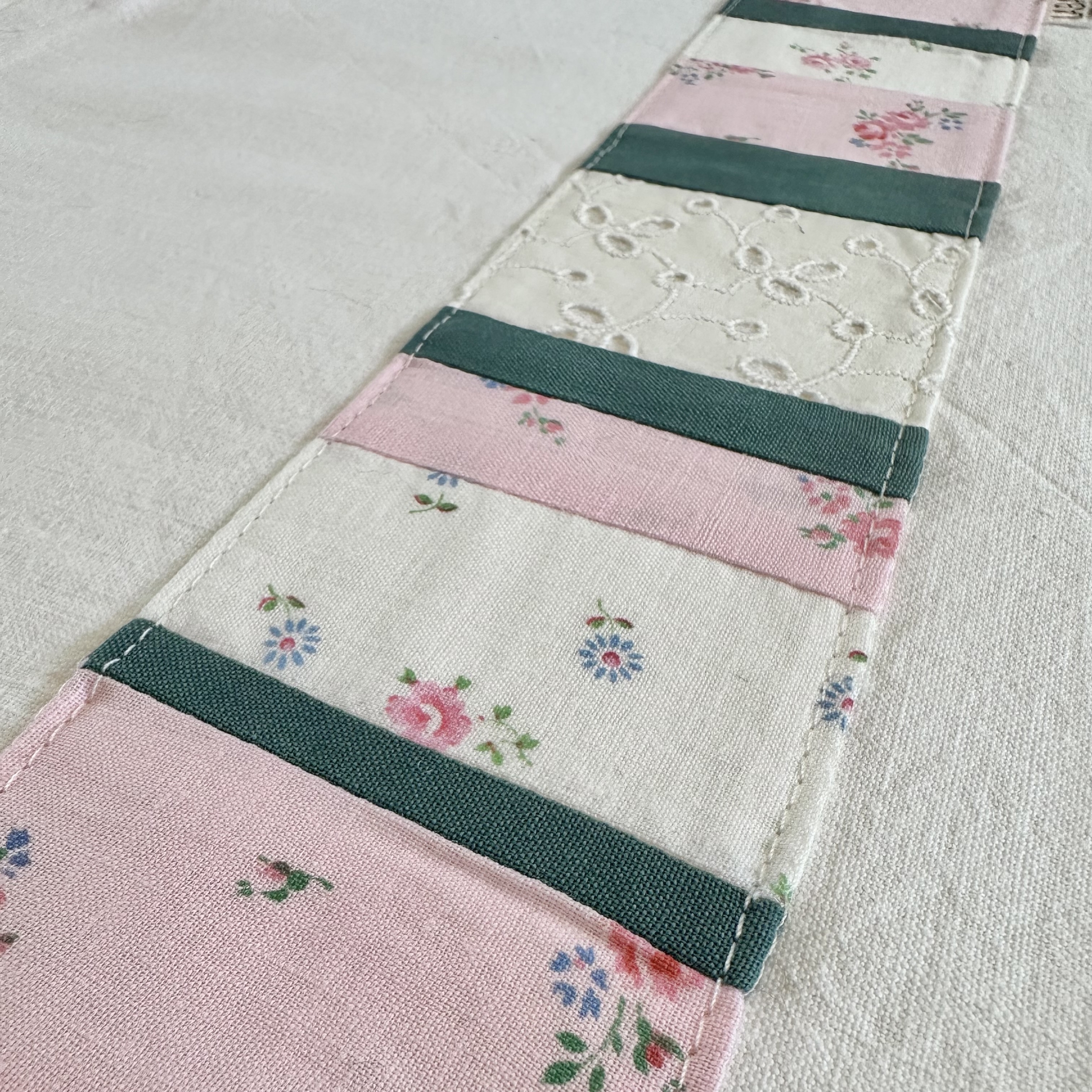 détails transformation textiles souvenirs  rose fleuri, blanc fleuri, dentelle anglaise avec vert uni en patchwork