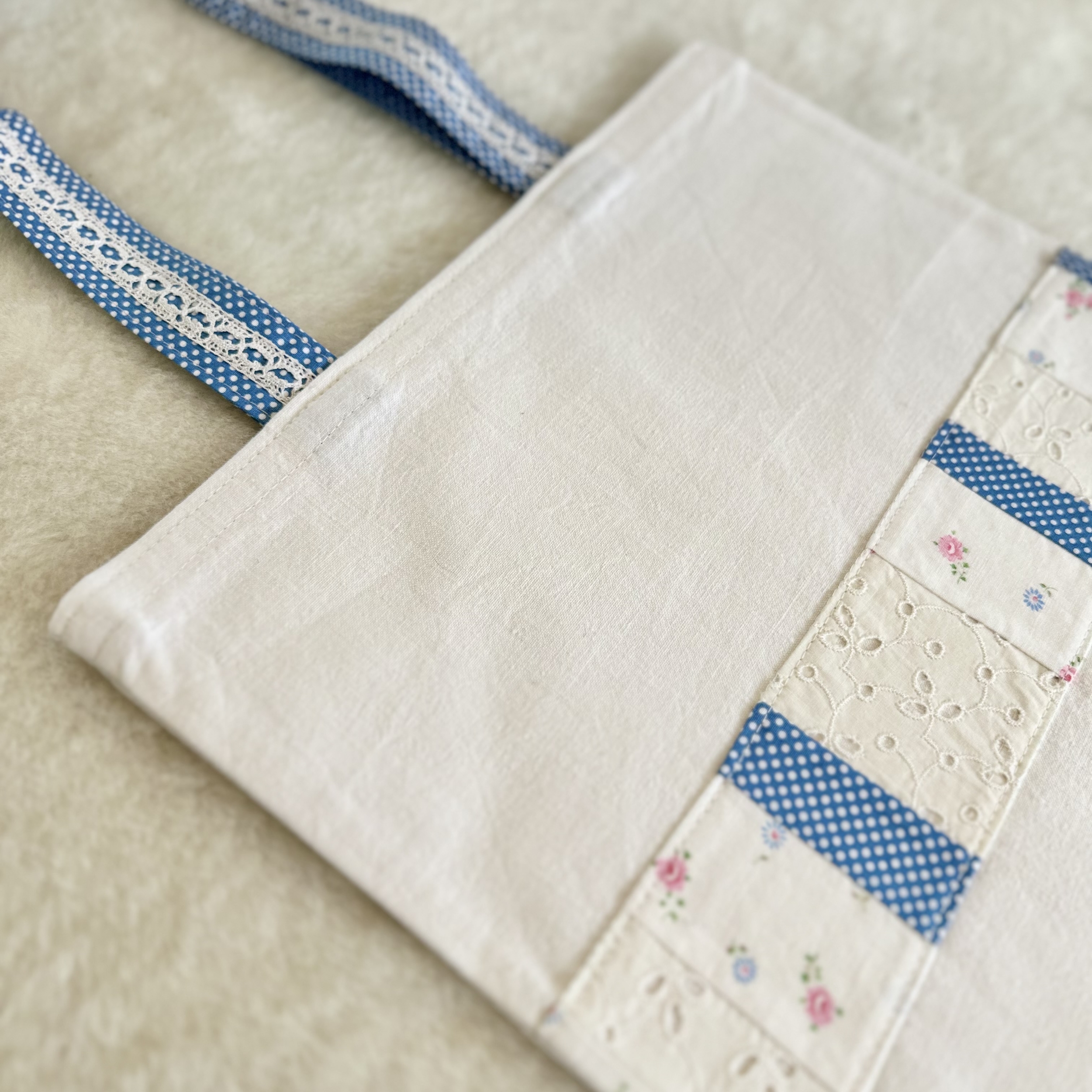 tote bag enfant 3 bande patchwork bleu et blanc et anses bleu et dentelle upcyclée