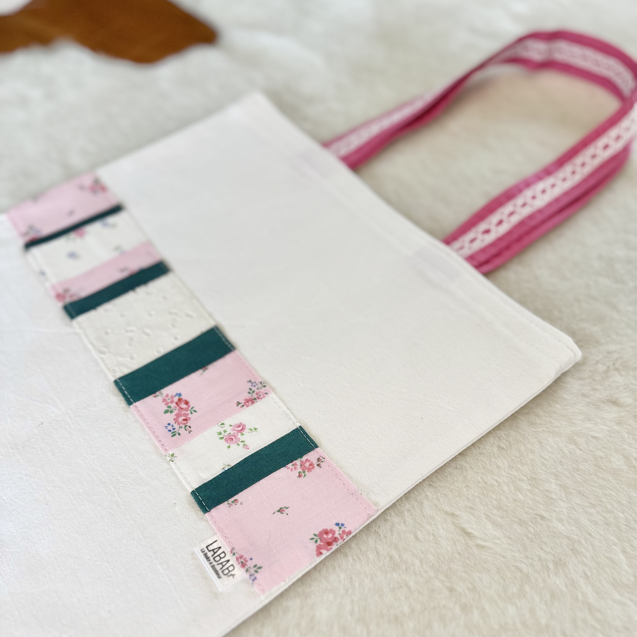 sac 2 bande patchwork rose vert et blanc avec anses rose foncé et dentelle blanche