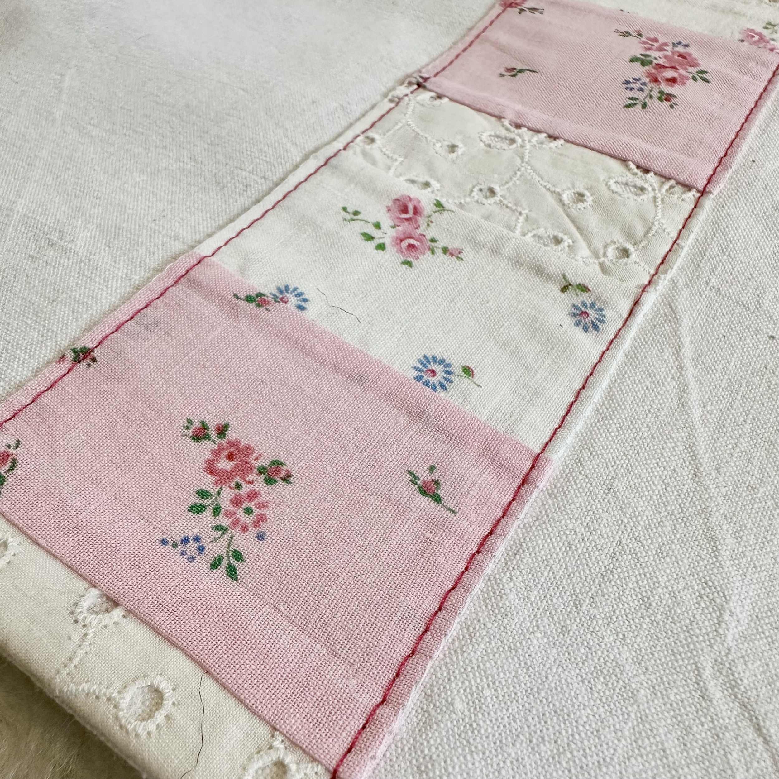 zoom tissus souvenirs fleuris rose et blanc cousus en bande patchwork