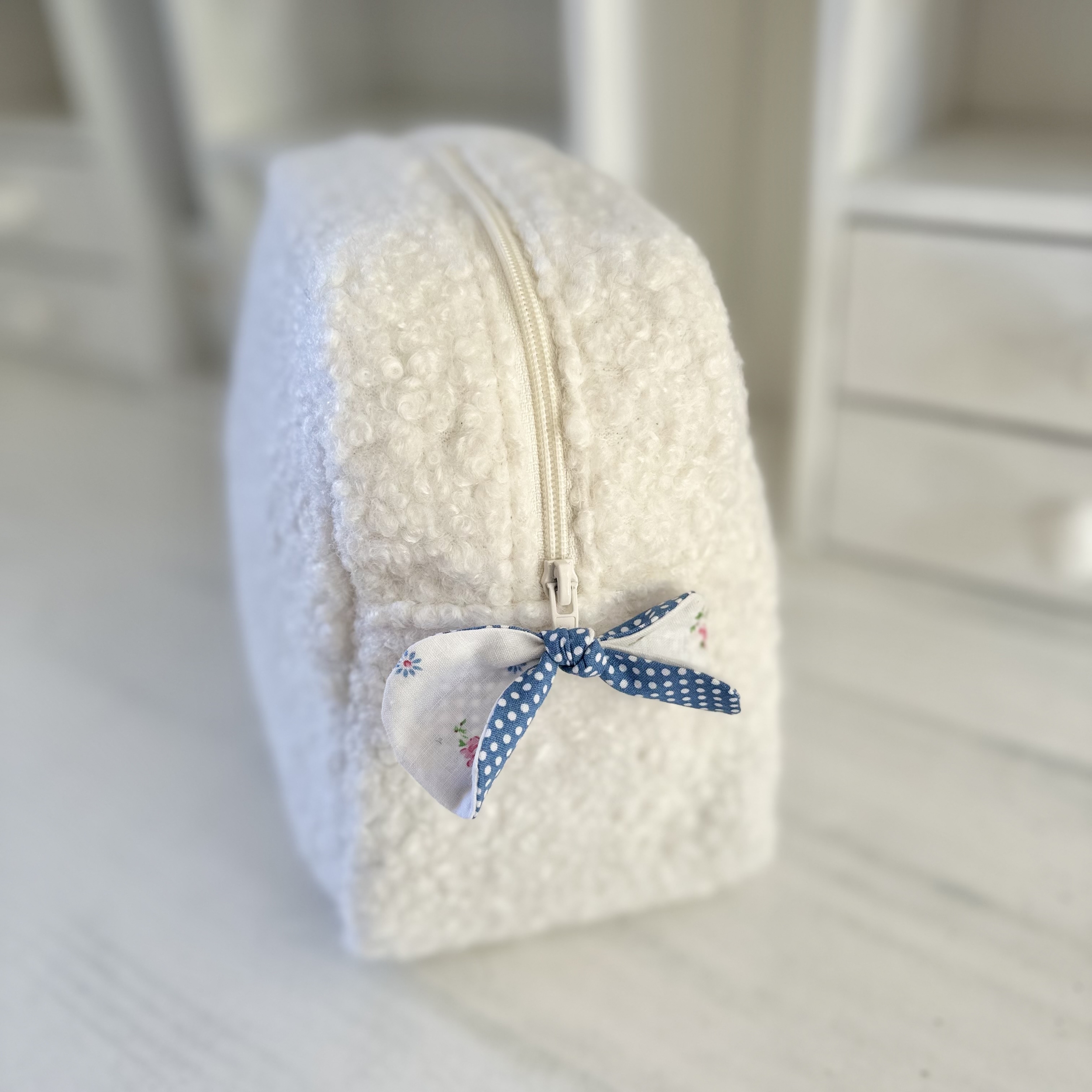 trousse sur mesure de profil ouverture zip et noeud tissu