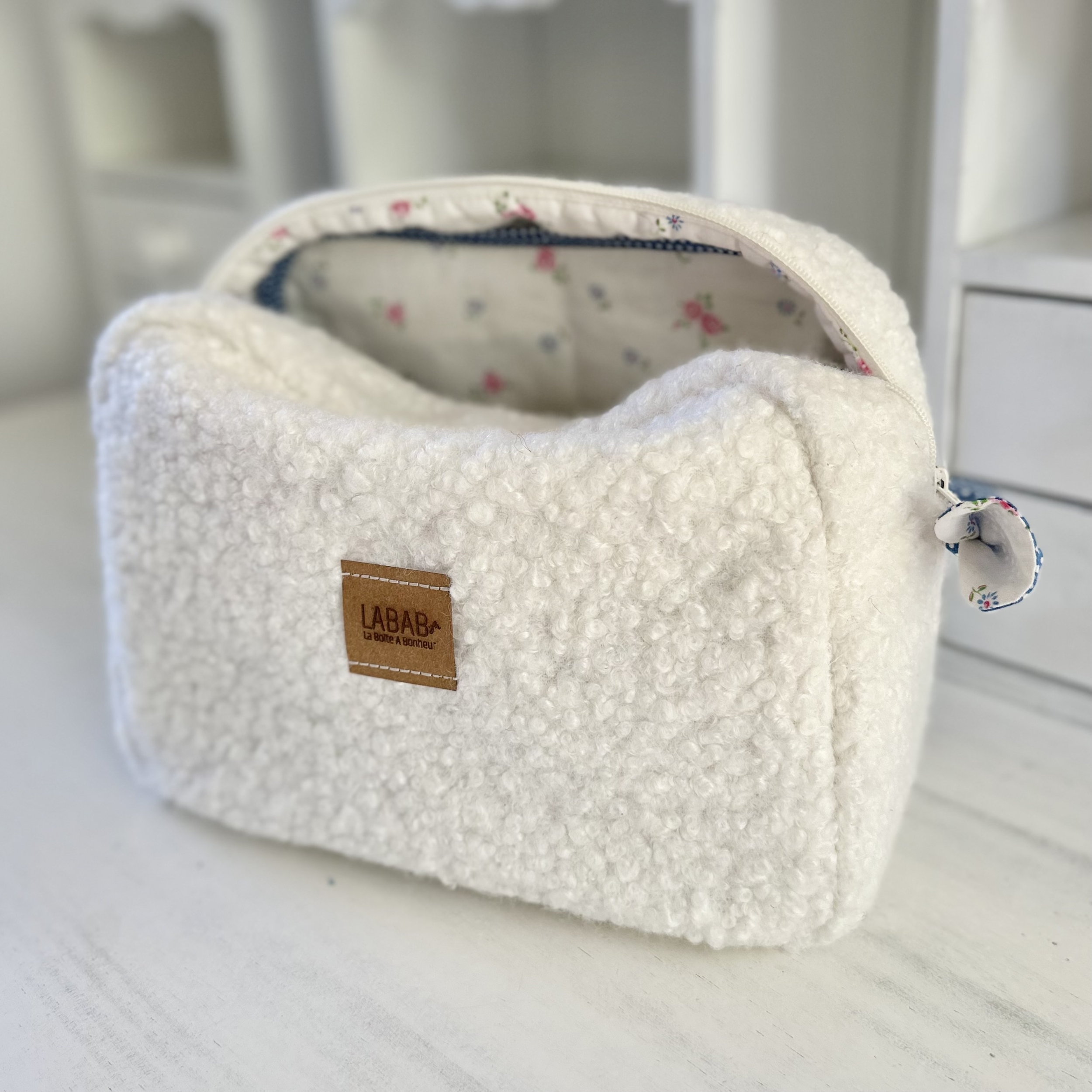 trousse naissance sur mesure en teddy bouclé écru doublé tissu vintage