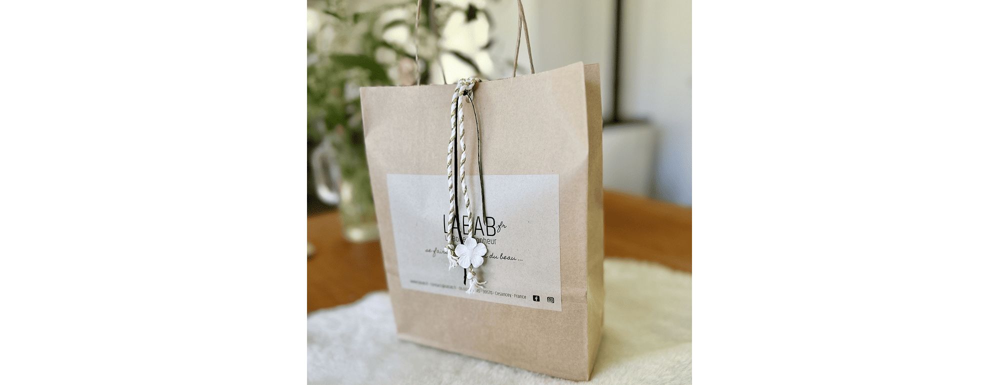 emballage soigné: sac en papier au nom de LABAB joliment attaché