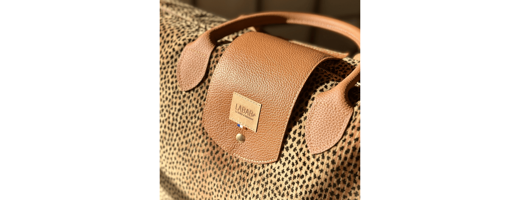 sac week-end en velours léopard, anses et rabat en cuir camel LABAB
