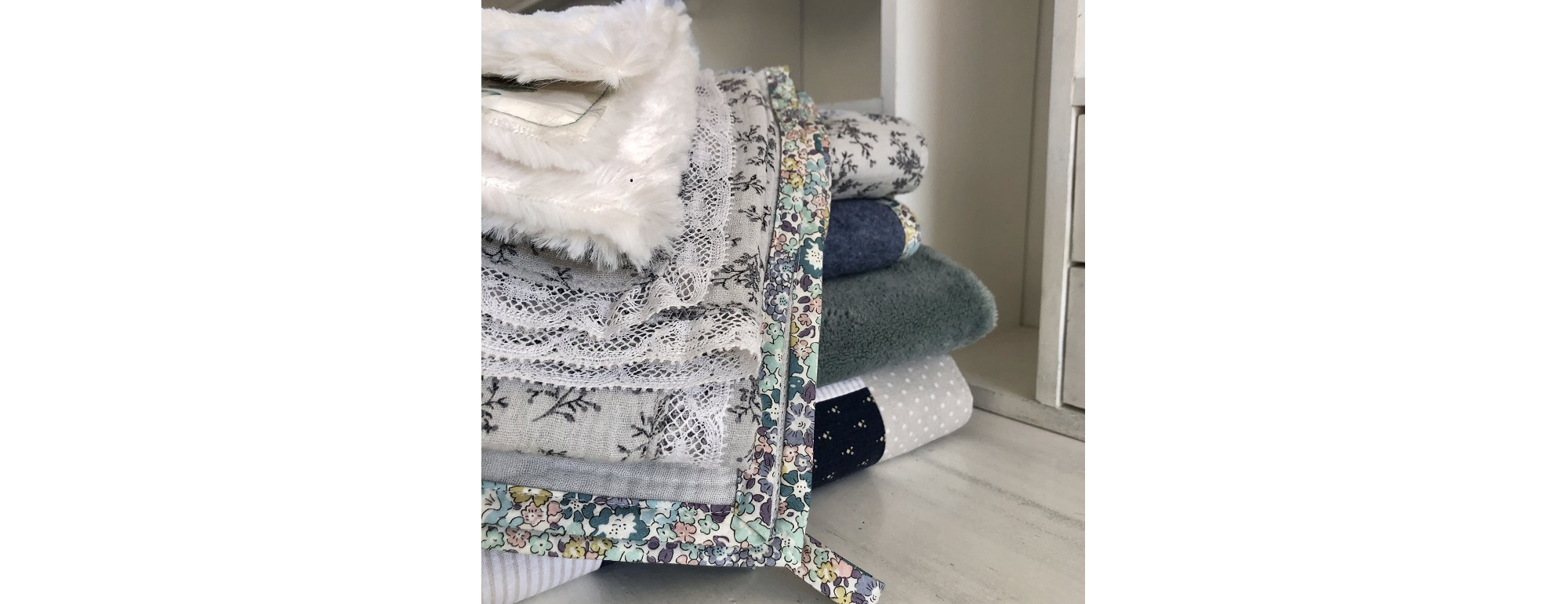 pile de couvertures bébé différentes matières et couleurs LABAB