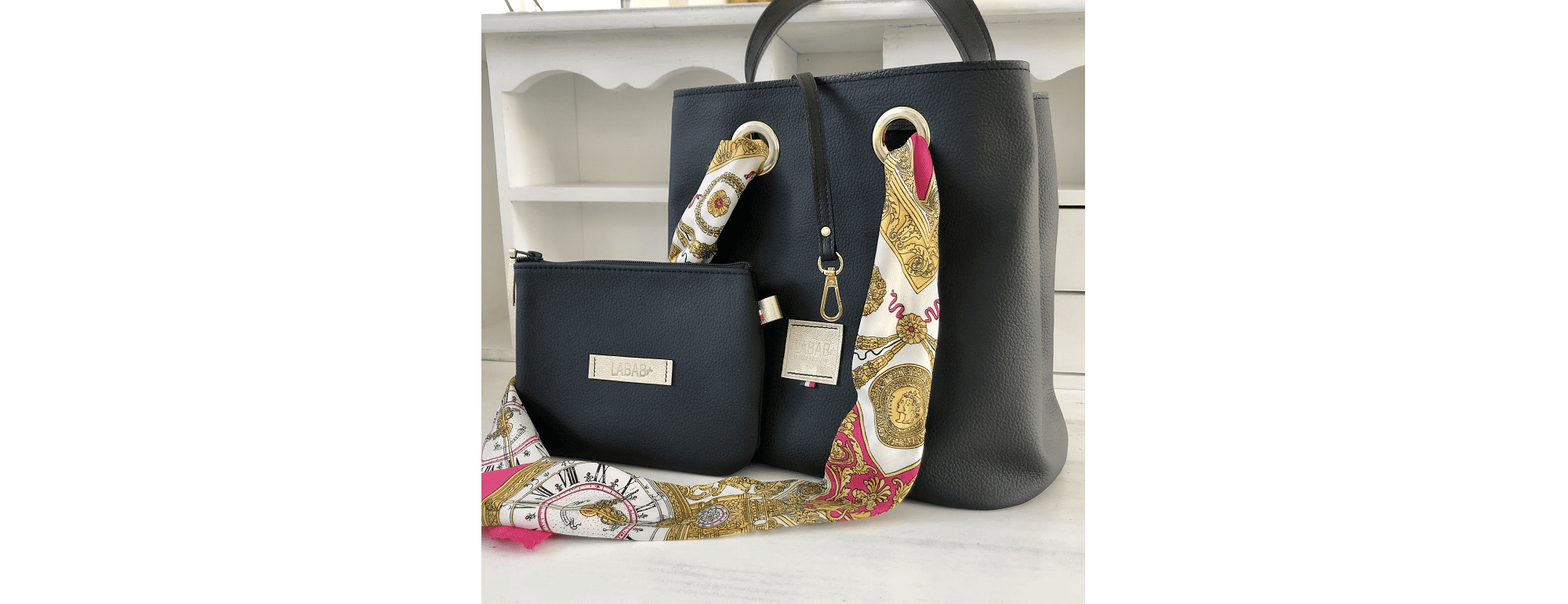 sac sceau et sa pochette sur-mesure en cuir noir avec attache foulard (fourni par la cliente) LABAB
