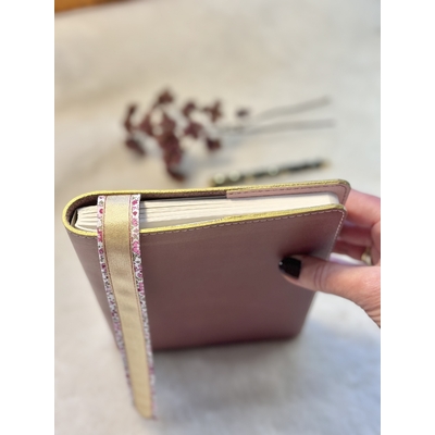 vue des tranches dorées du protège-carnet en cuir parme et du marque-page en tissu liberty