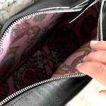sac cuir noir ouvert vu du dessus montrant doublure en foulard souvenir upcyclé