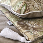 détails-finitions-pompon-soyeux et passepoil-satin-linge-de-lit-artisanal-LABAB