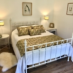 chemin-de-lit-et-coussins-ambiance-chambre-élégante-textile-haut-de-gamme-LABAB