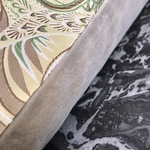 coussin-2-double-face-gros-plan-sur-jacquard-et-velours-tons-verts-taupe-or-LABAB